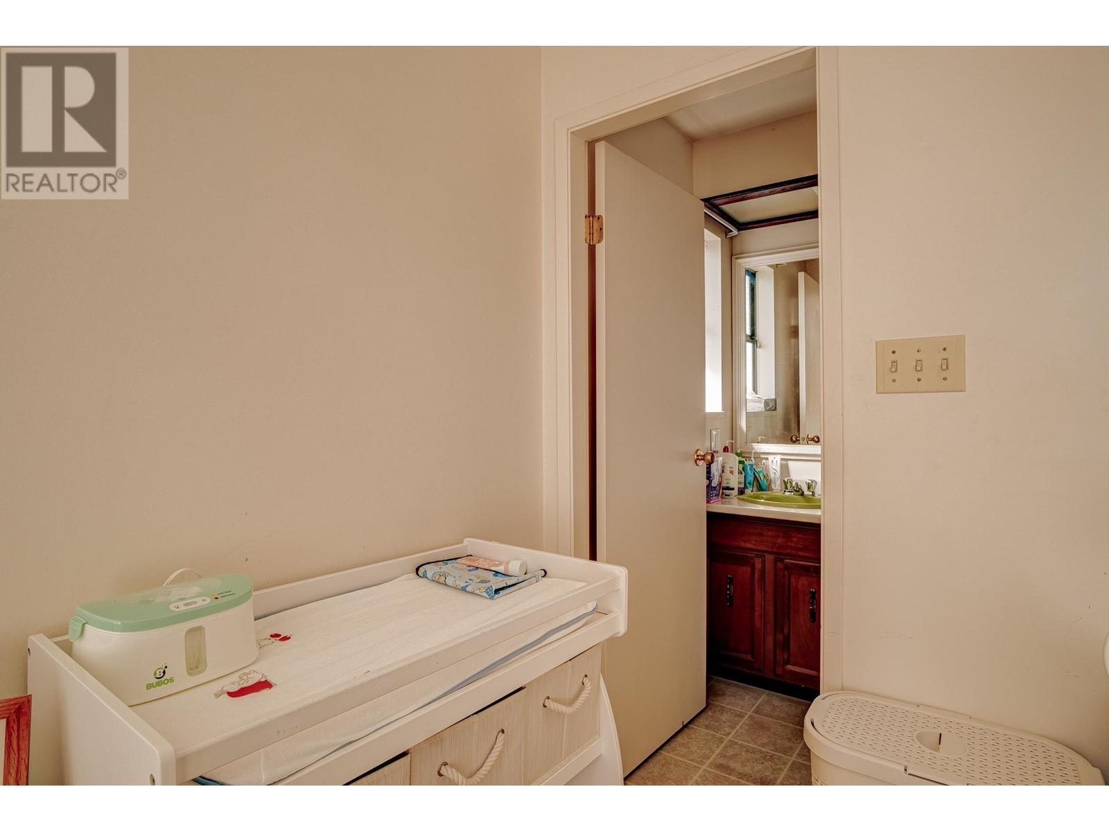 6861 Winch Street, Burnaby, British Columbia  V5B 2L7 - Photo 18 - R2819089
