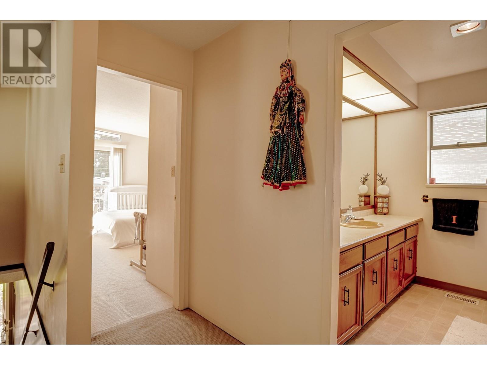 6861 Winch Street, Burnaby, British Columbia  V5B 2L7 - Photo 15 - R2819089