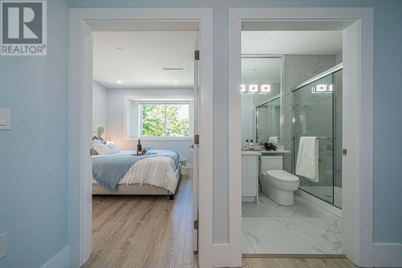 Listing Picture 12 of 21 : 2032 E 44TH AVENUE, Vancouver / 溫哥華 - 魯藝地產 Yvonne Lu Group - MLS Medallion Club Member