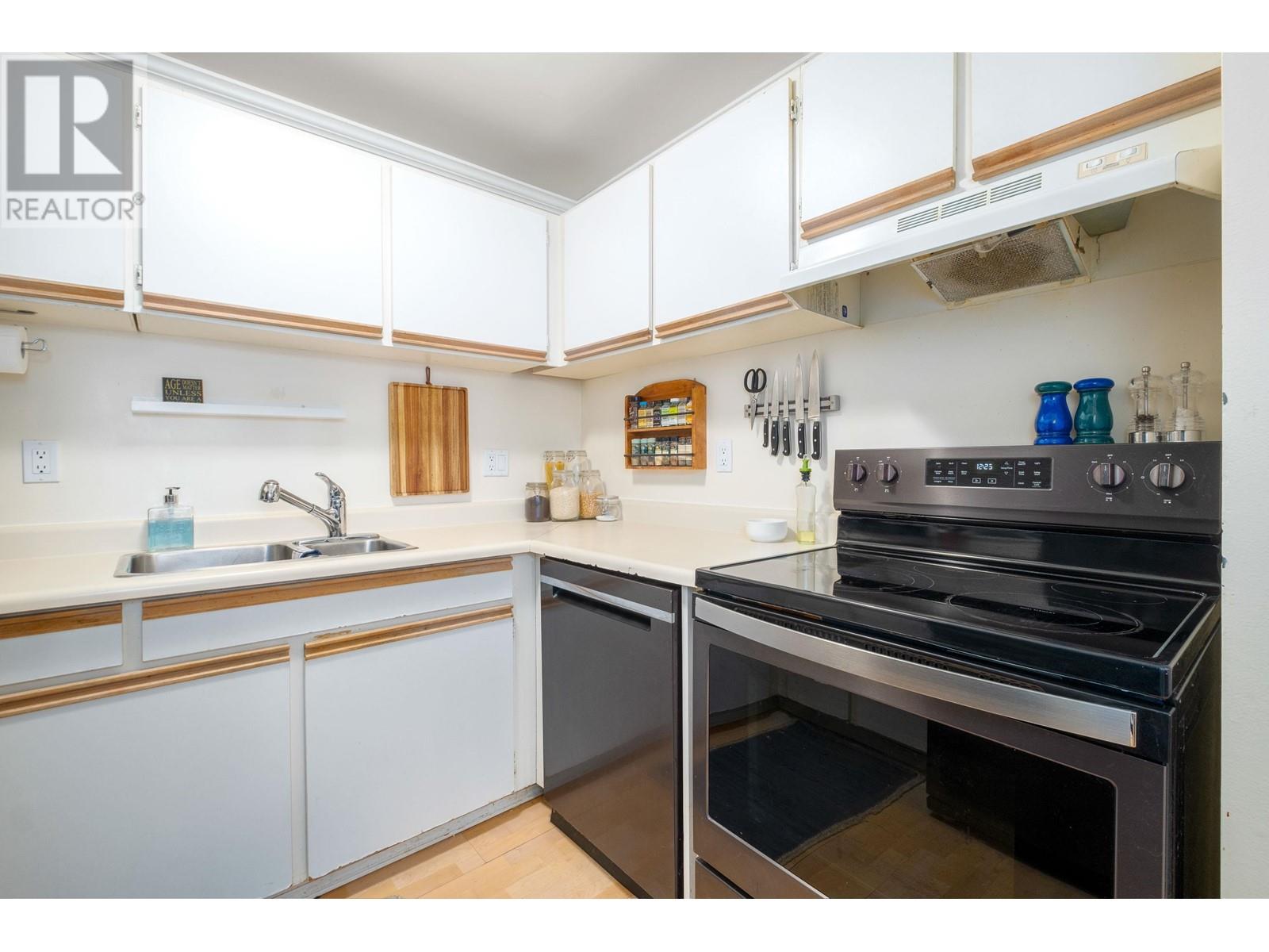 108 1950 Cedar Village Crescent, North Vancouver, British Columbia  V7J 3M5 - Photo 13 - R2826106
