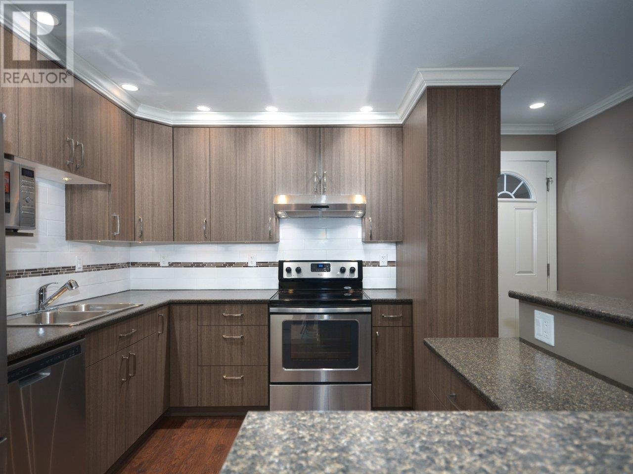 302 9146 SATURNA DRIVE, burnaby, British Columbia