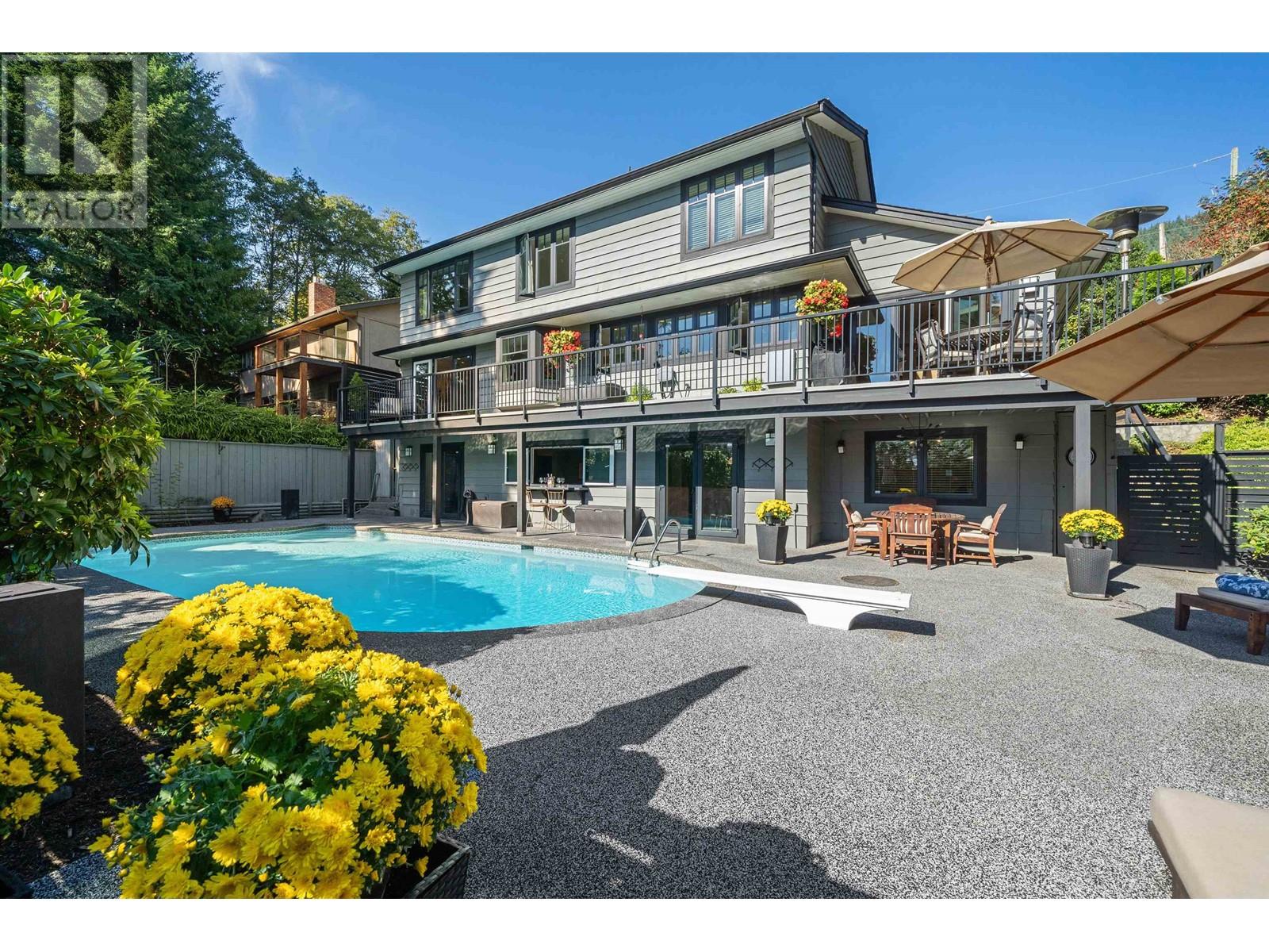 309 Monteray Avenue, North Vancouver, British Columbia  V7N 3E7 - Photo 3 - R2818865