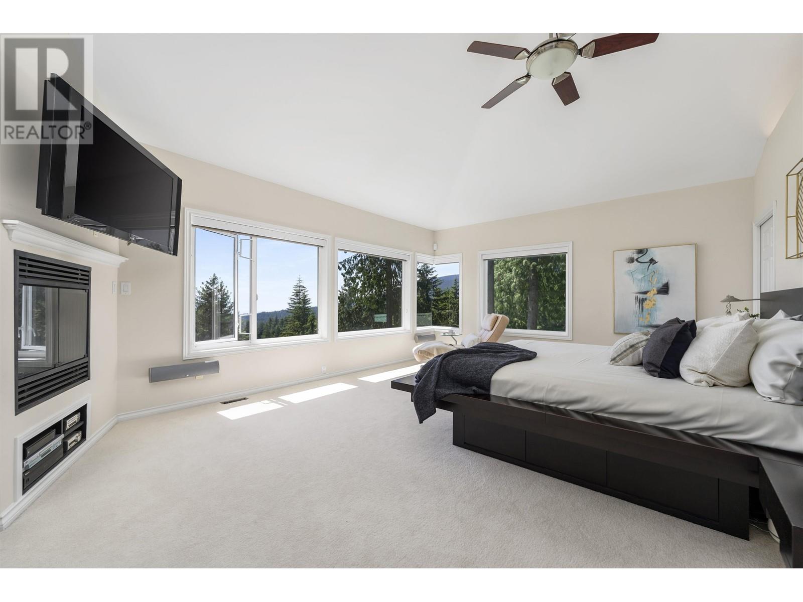 463 Ventura Crescent, North Vancouver, British Columbia  V7N 3G8 - Photo 3 - R2826112