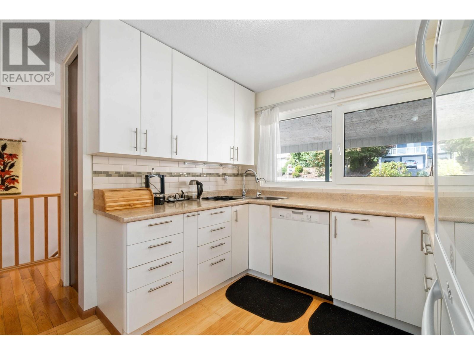 3029 Fleet Street, Coquitlam, British Columbia  V3C 3S1 - Photo 6 - R2825135