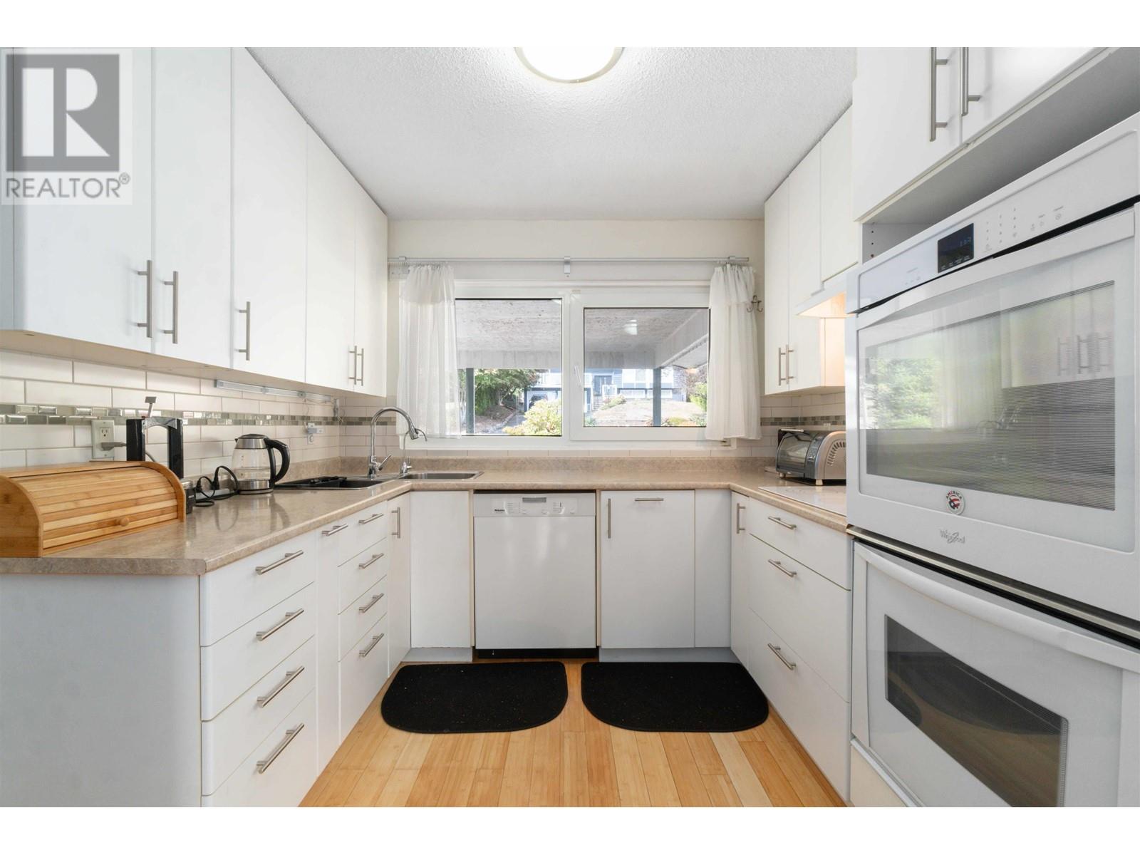 3029 Fleet Street, Coquitlam, British Columbia  V3C 3S1 - Photo 5 - R2825135