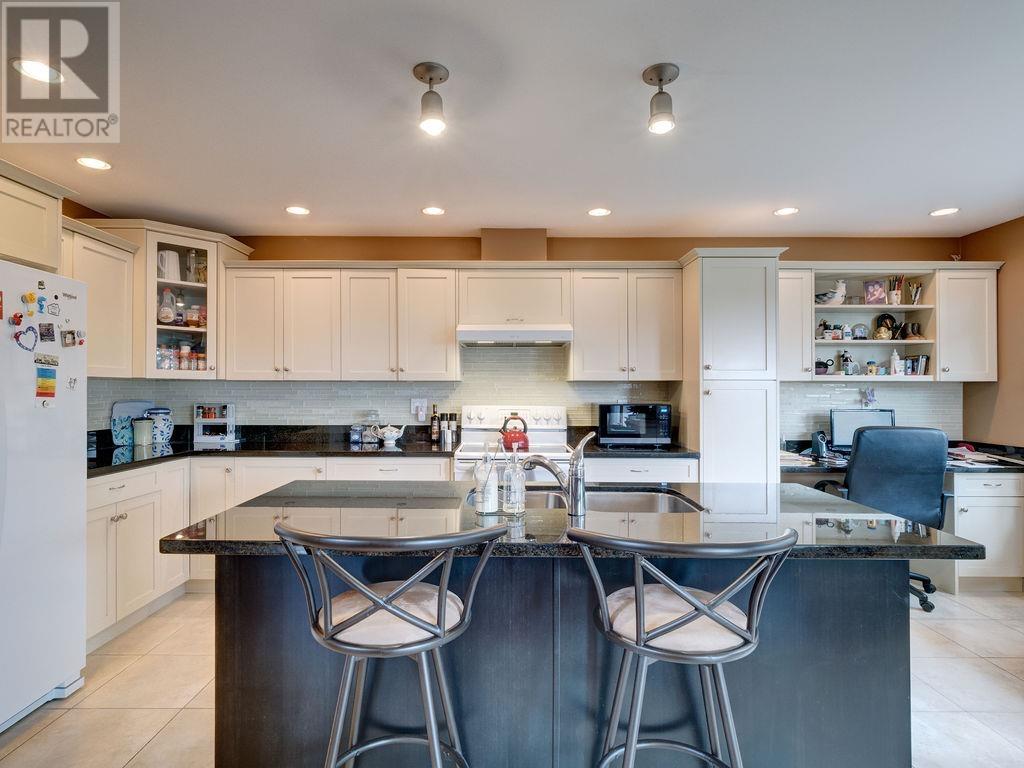 5540 Clayton Avenue, Sechelt, British Columbia  V7Z 0V1 - Photo 2 - R2826080