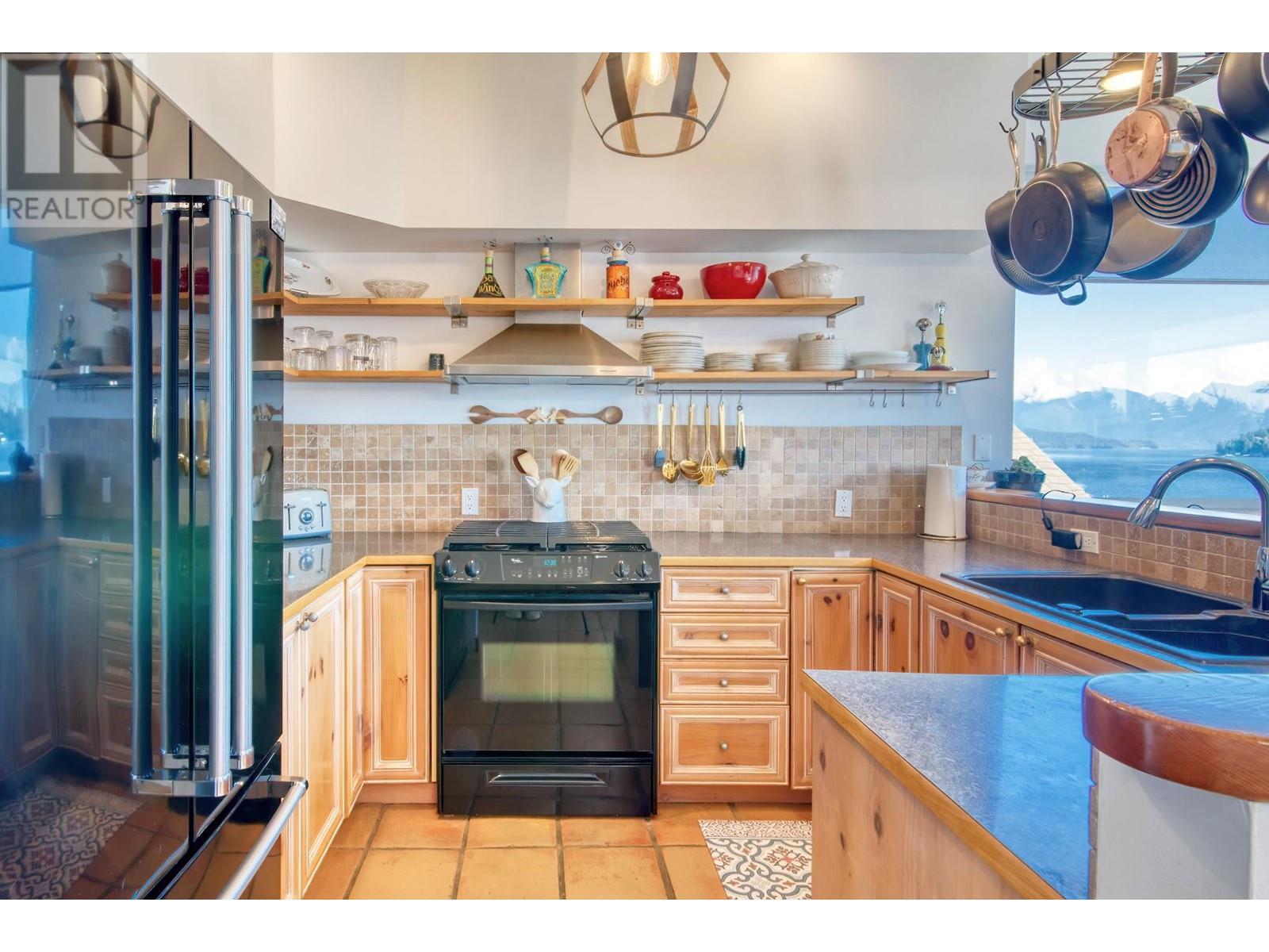 556 Seaview Road, Gibsons, British Columbia  V0N 1V9 - Photo 18 - R2826207