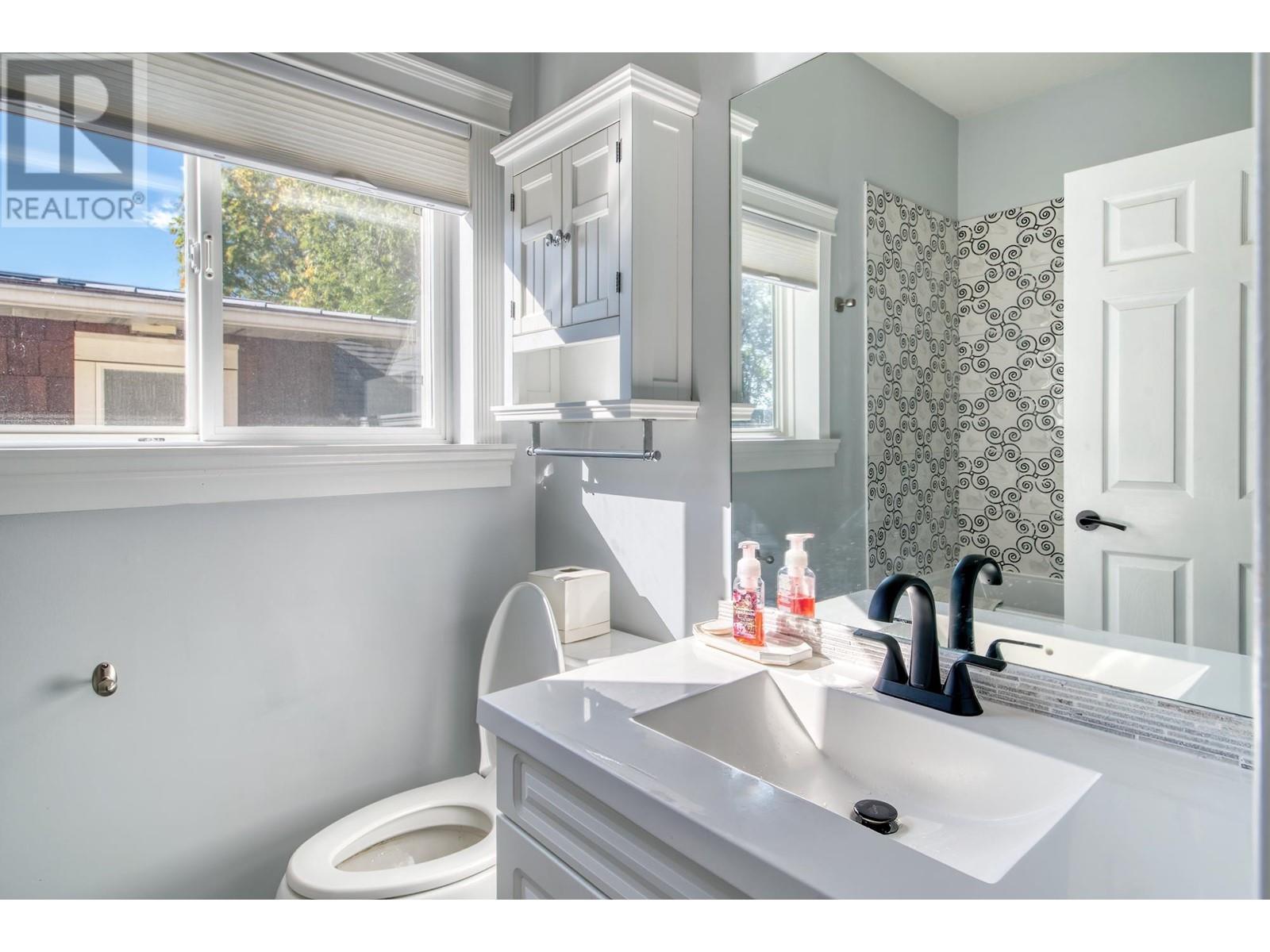 556 Seaview Road, Gibsons, British Columbia  V0N 1V9 - Photo 24 - R2826207