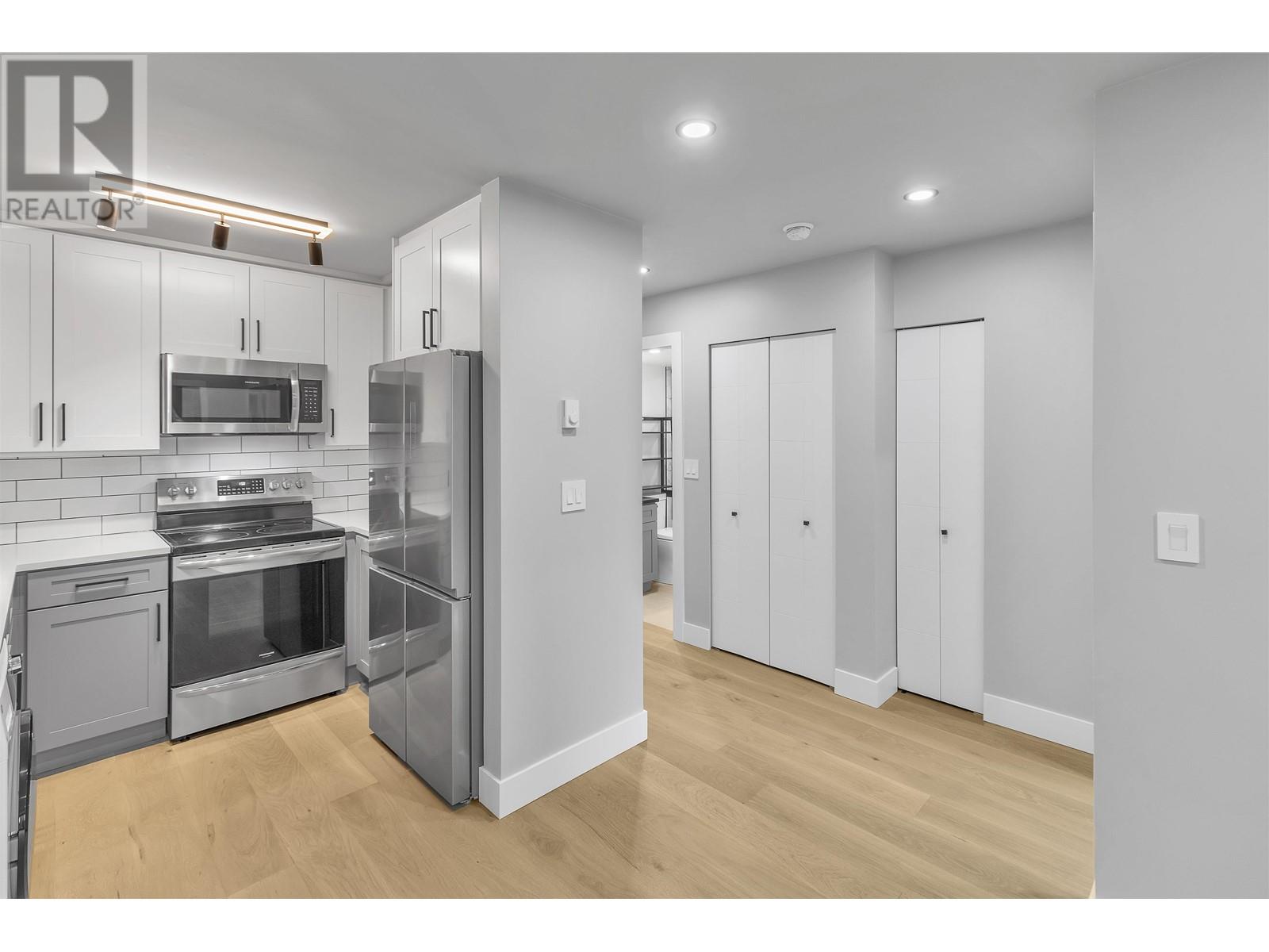 201 1948 Coquitlam Avenue, Port Coquitlam, British Columbia  V3B 1J3 - Photo 4 - R2826056