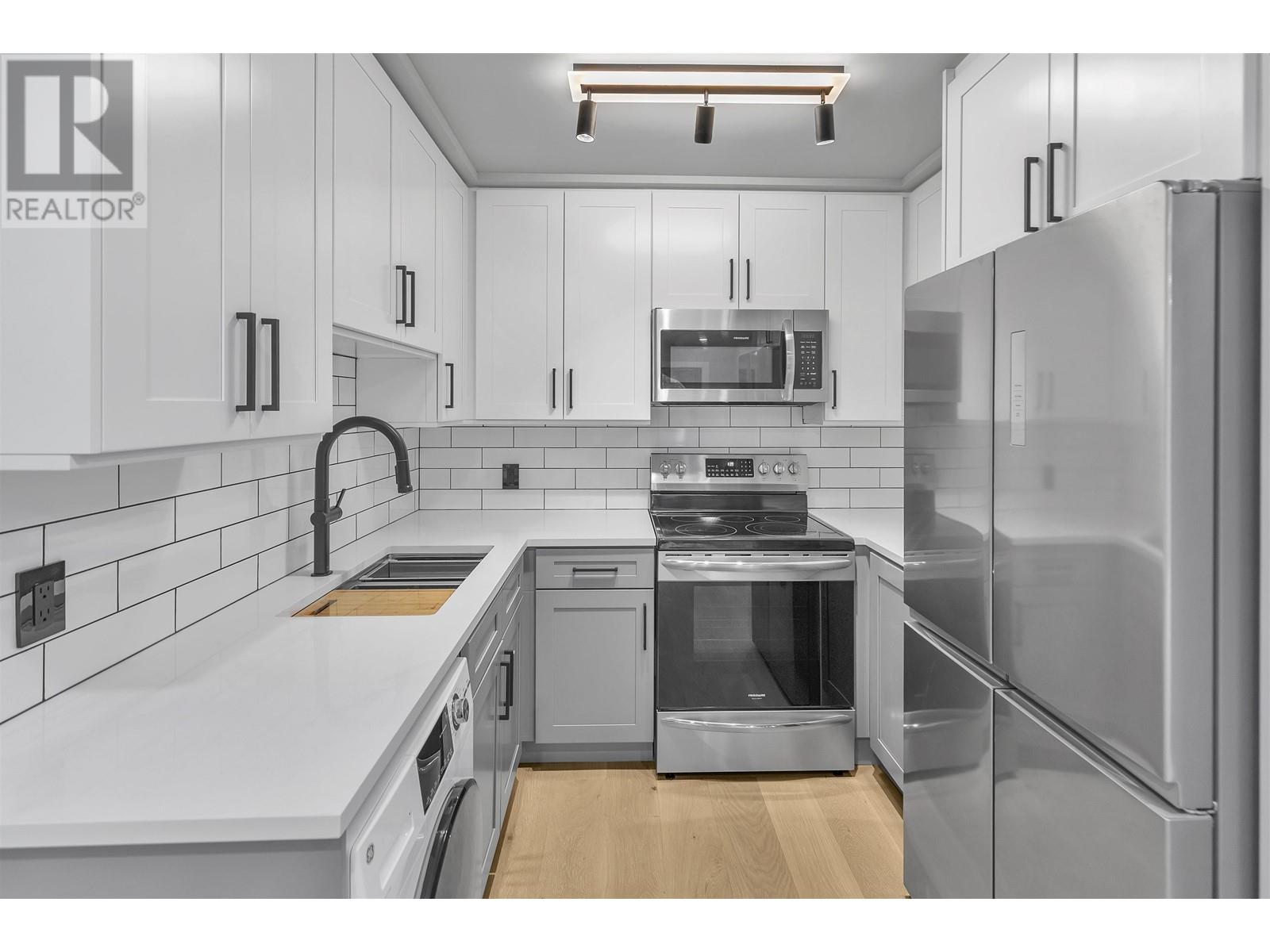 201 1948 Coquitlam Avenue, Port Coquitlam, British Columbia  V3B 1J3 - Photo 2 - R2826056