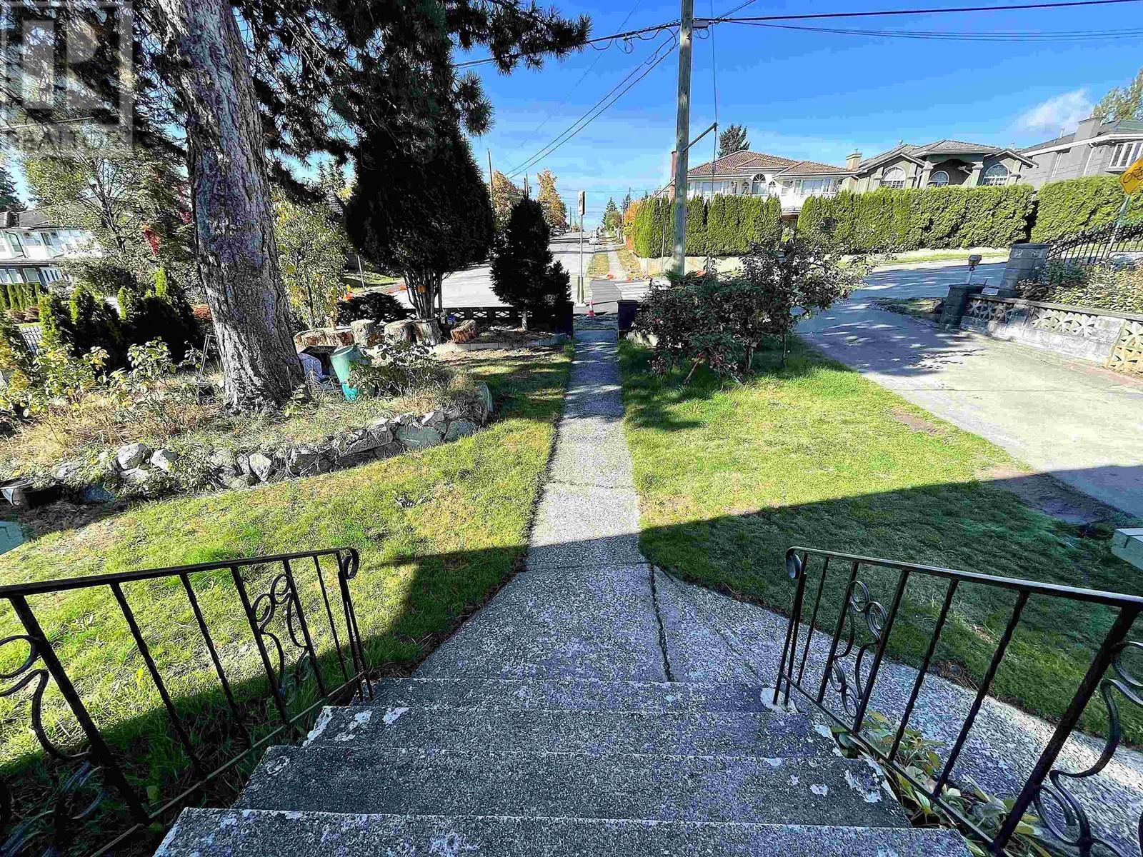 7798 Gilley Avenue, Burnaby, British Columbia  V5J 4Y2 - Photo 3 - R2826164