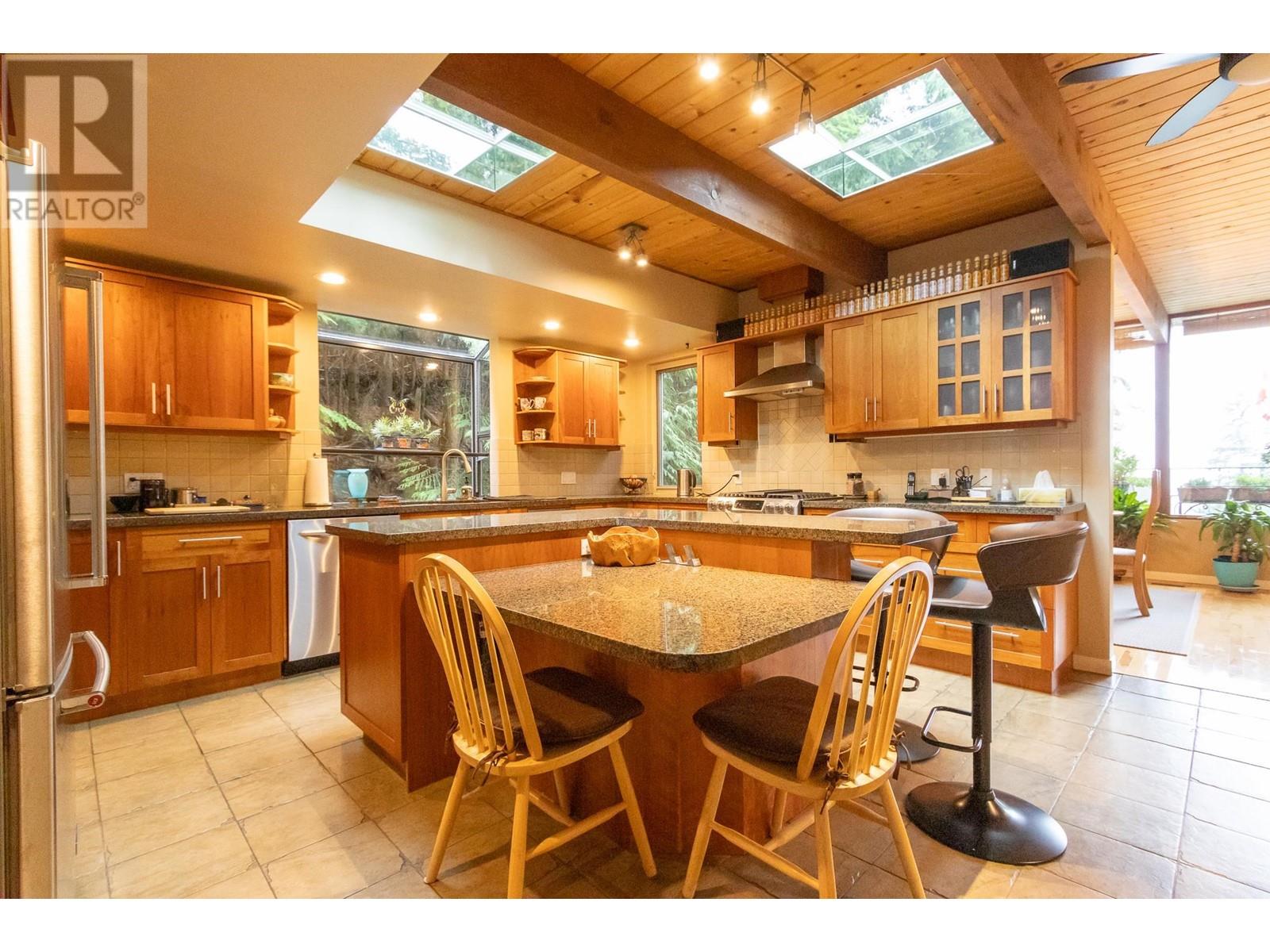 550 Ventura Crescent, North Vancouver, British Columbia  V7N 3G9 - Photo 4 - R2818938