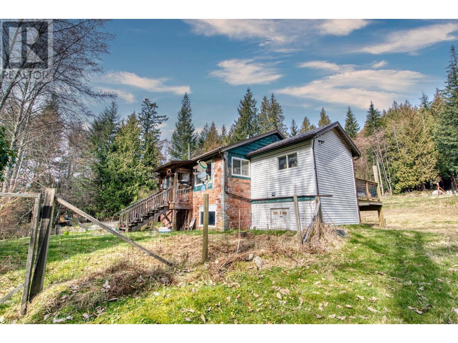 2126 Sunshine Coast Highway, Roberts Creek, British Columbia  V0N 2W5 - Photo 2 - R2826371