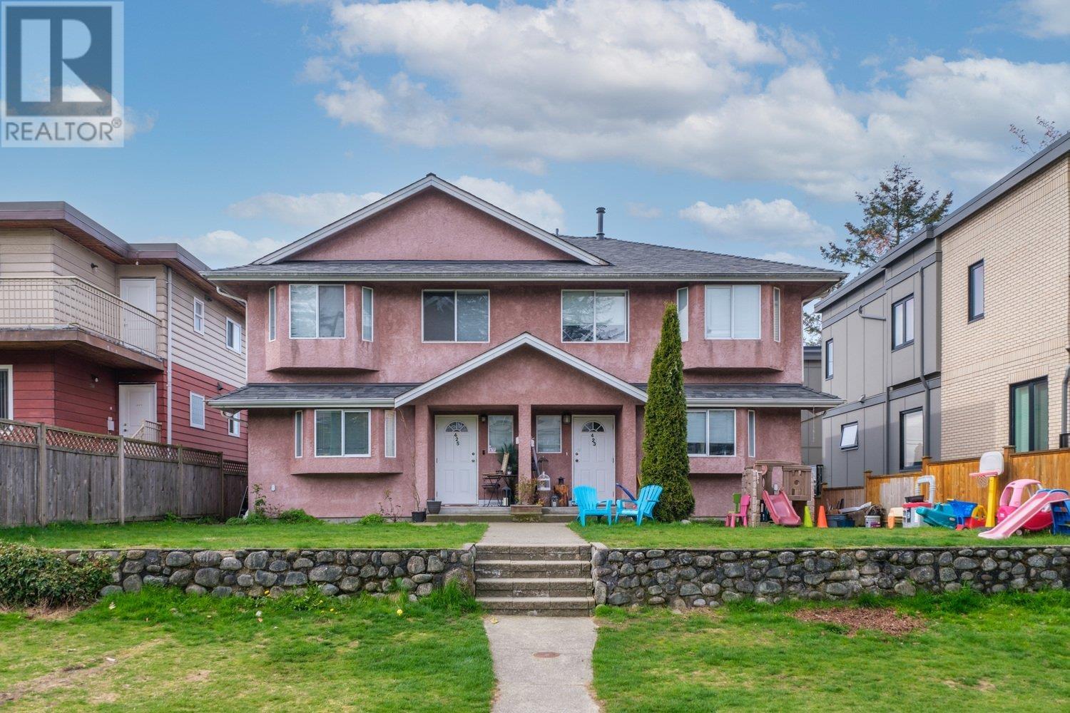 423-425 E 2nd Street, North Vancouver, British Columbia  V7L 1C9 - Photo 1 - R2826470