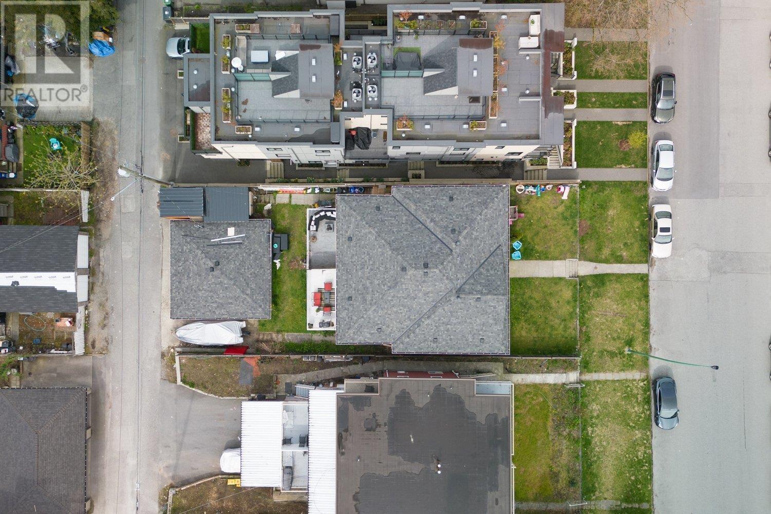 423-425 E 2nd Street, North Vancouver, British Columbia  V7L 1C9 - Photo 3 - R2826470
