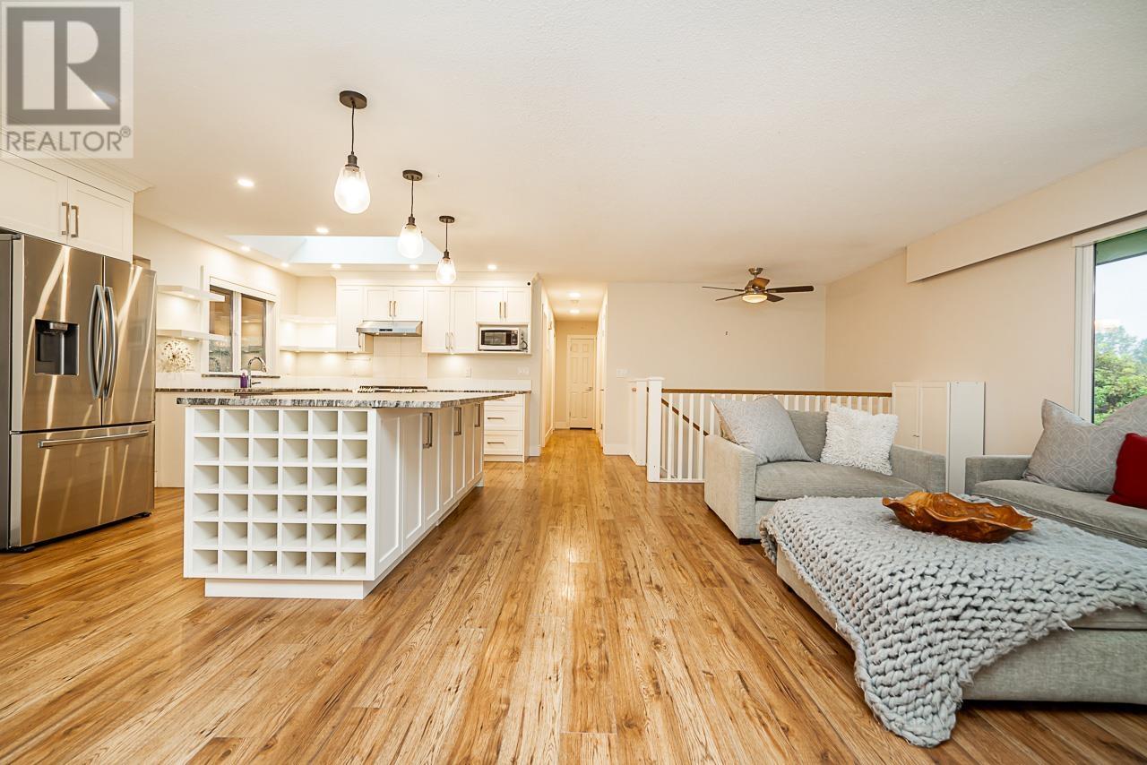 3562 Dalebright Drive, Burnaby, British Columbia  V5A 3E8 - Photo 4 - R2825660