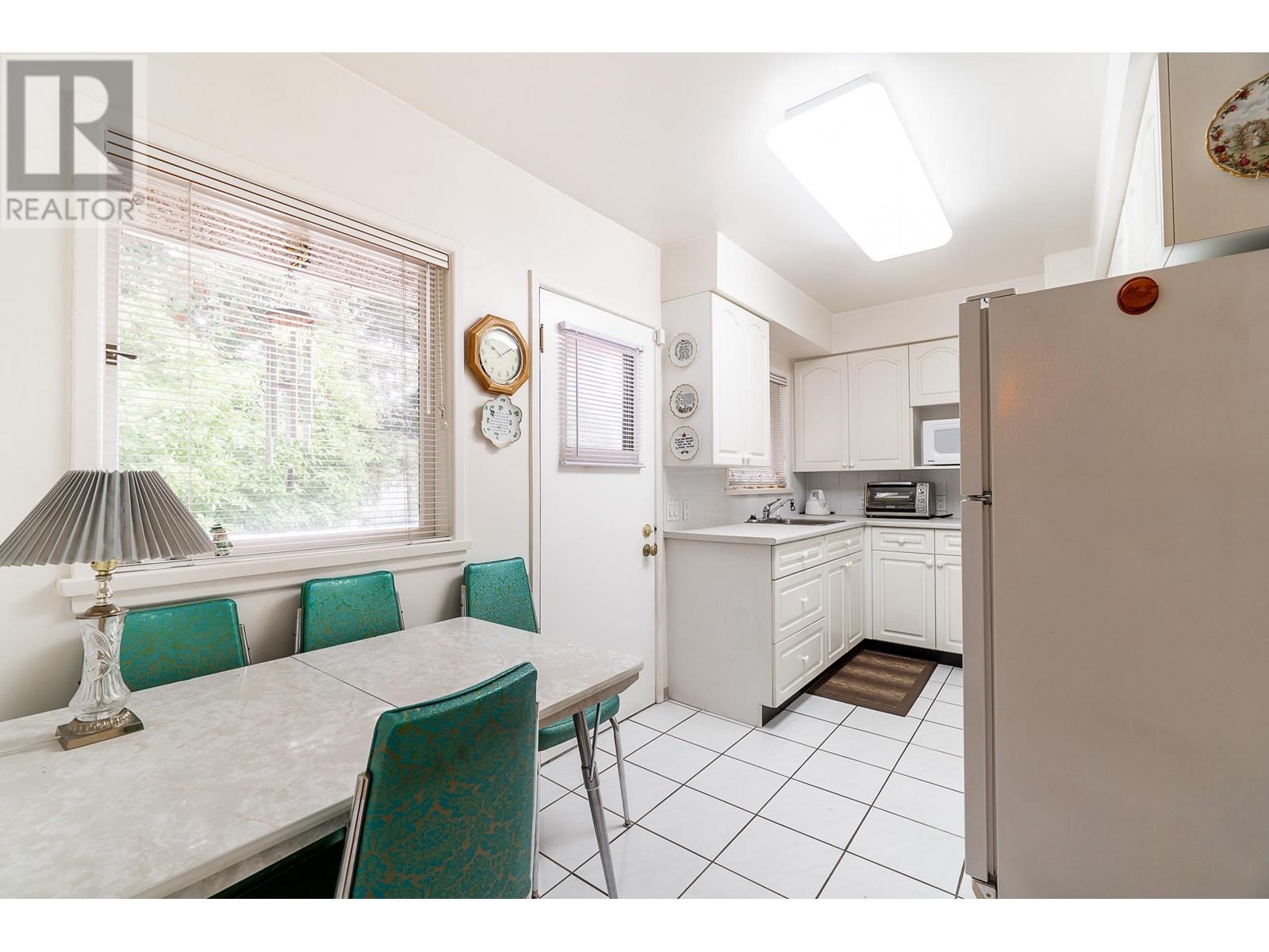 8348 12th Avenue, Burnaby, British Columbia  V3N 2L6 - Photo 9 - R2826229