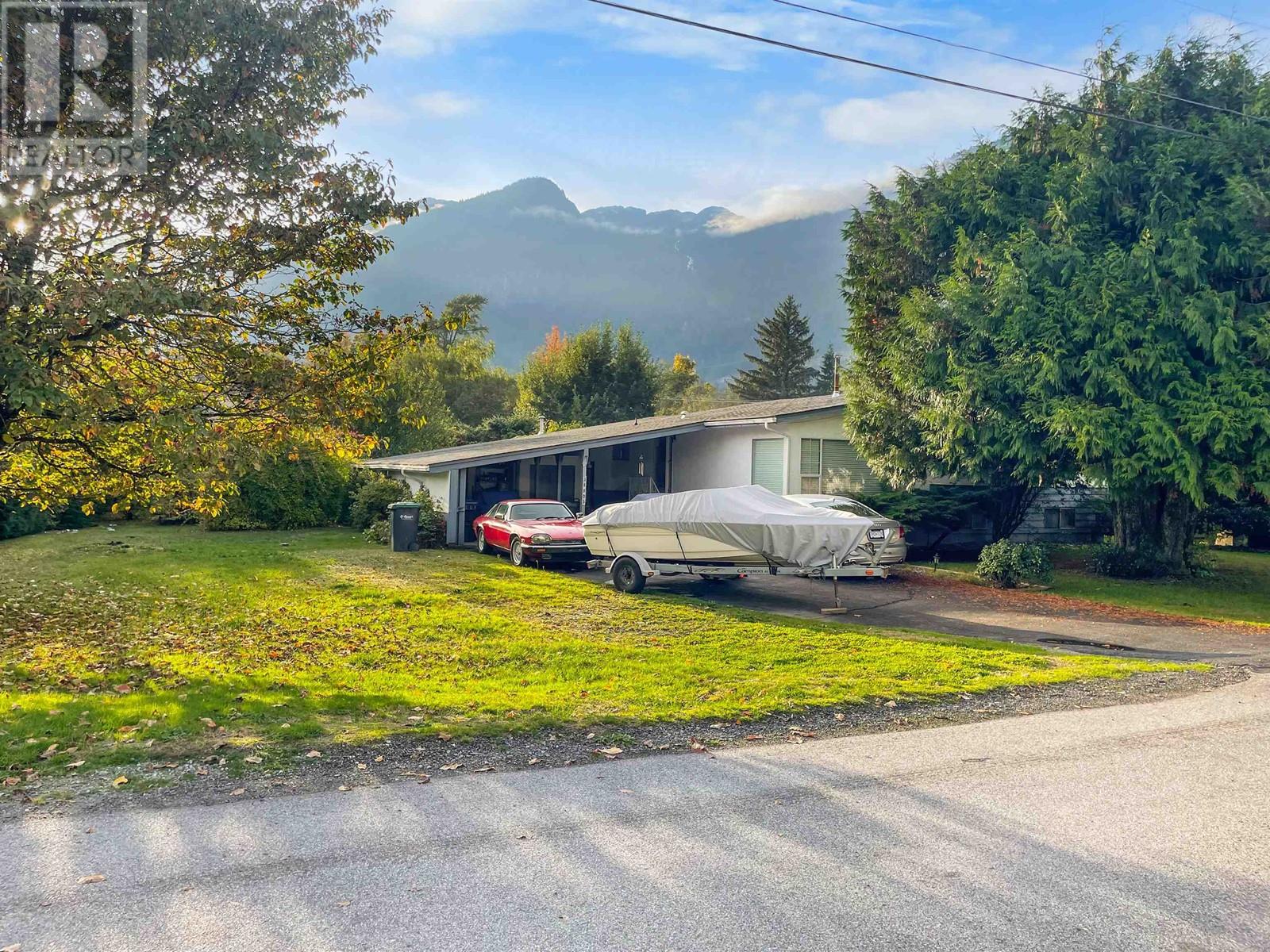 38805 Garibaldi Avenue, Squamish, British Columbia  B8B 0C9 - Photo 2 - R2826610