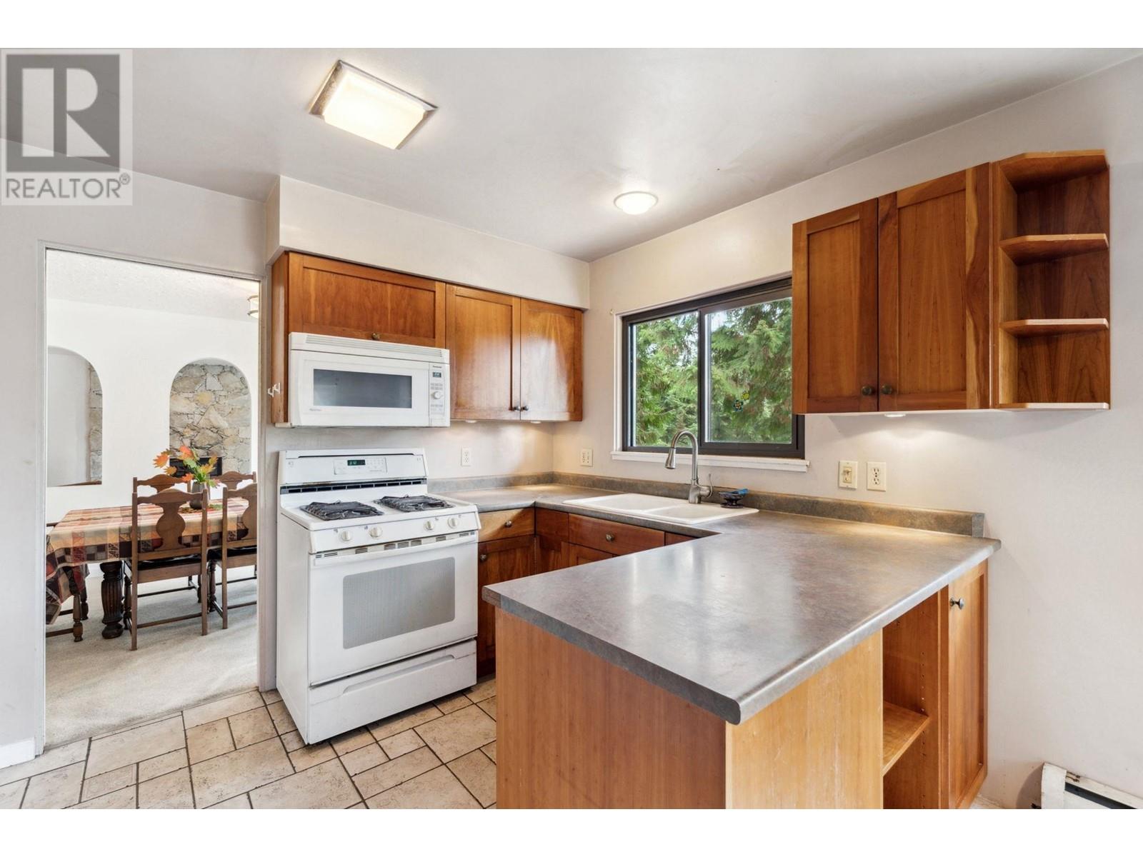 1406 Mcnair Drive, North Vancouver, British Columbia  V7K 1X5 - Photo 11 - R2825093