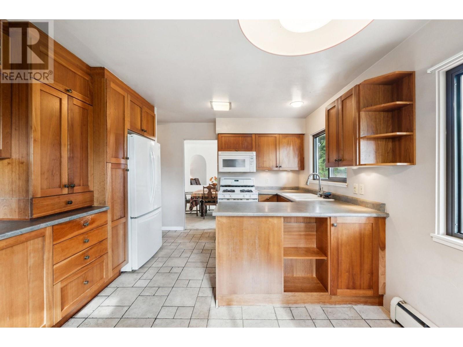 1406 Mcnair Drive, North Vancouver, British Columbia  V7K 1X5 - Photo 9 - R2825093