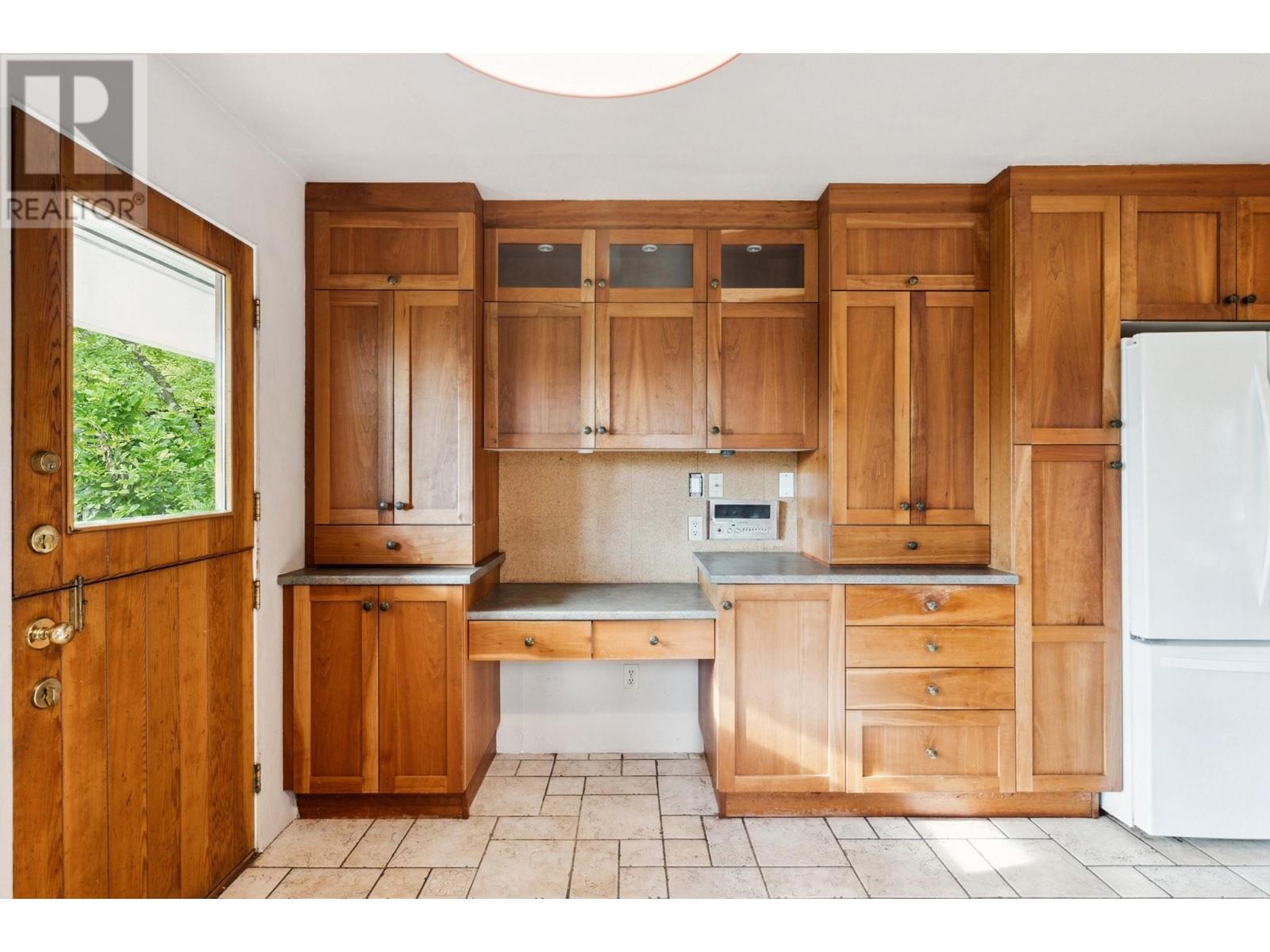 1406 Mcnair Drive, North Vancouver, British Columbia  V7K 1X5 - Photo 10 - R2825093