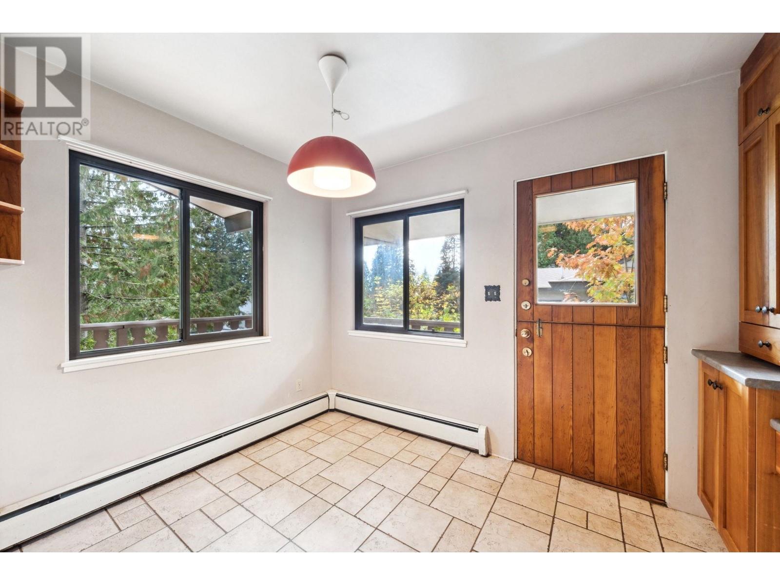 1406 Mcnair Drive, North Vancouver, British Columbia  V7K 1X5 - Photo 8 - R2825093