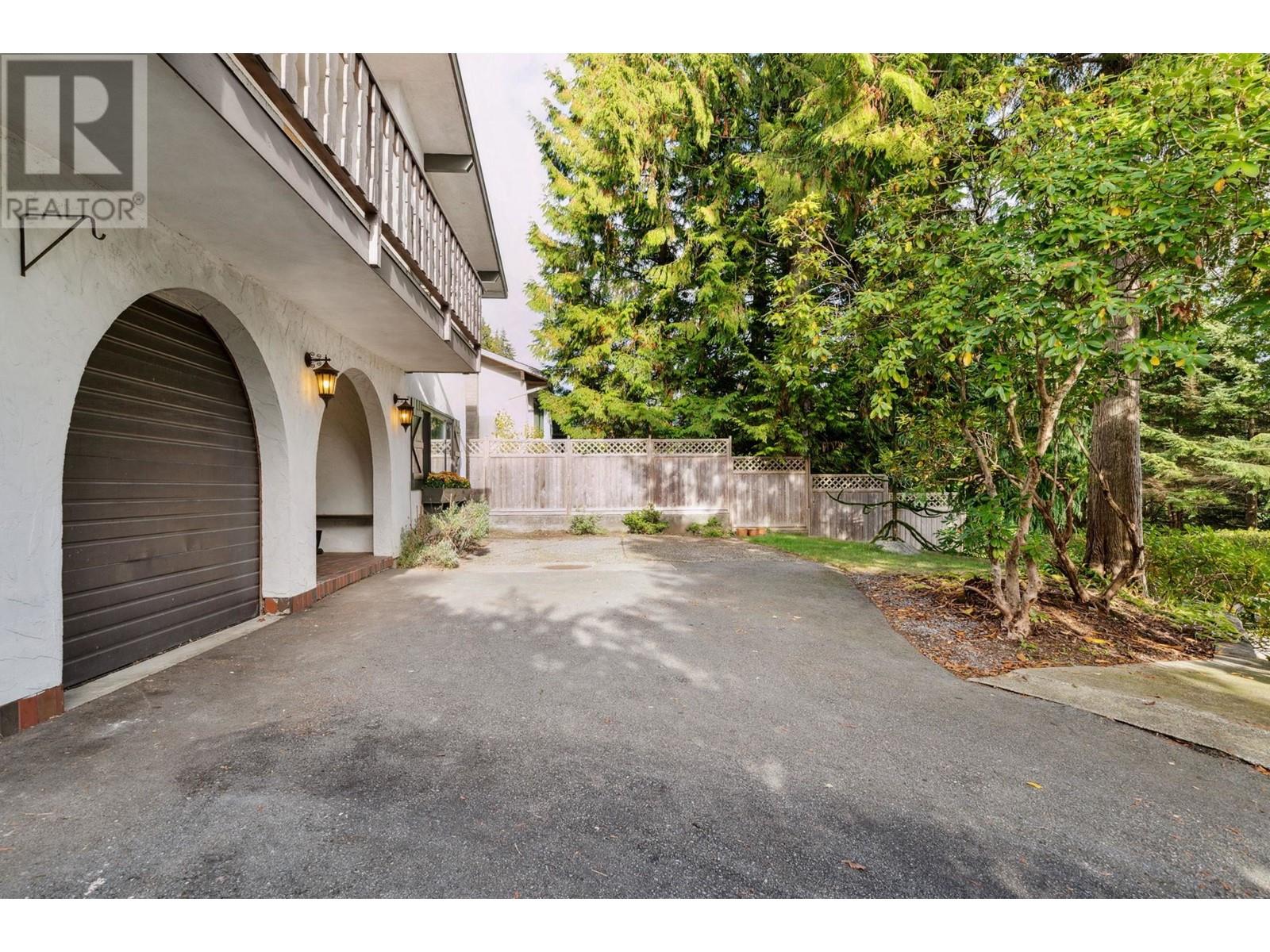 1406 Mcnair Drive, North Vancouver, British Columbia  V7K 1X5 - Photo 3 - R2825093