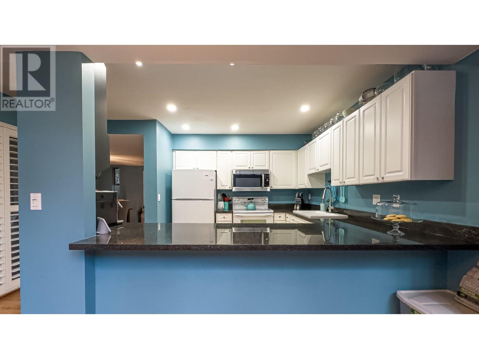 8531 Woodtrail Place, Burnaby, British Columbia  V5A 4A9 - Photo 12 - R2825002