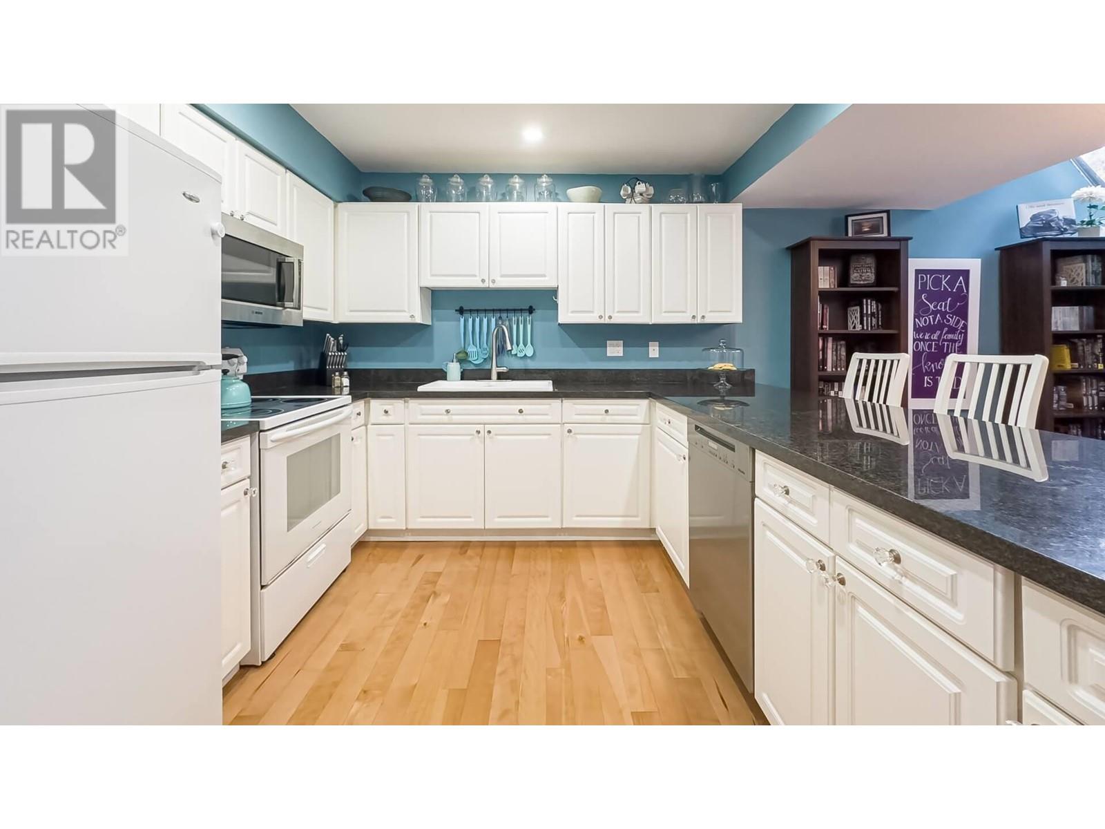 8531 Woodtrail Place, Burnaby, British Columbia  V5A 4A9 - Photo 10 - R2825002