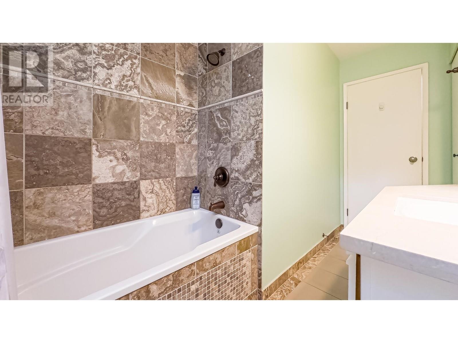 8531 Woodtrail Place, Burnaby, British Columbia  V5A 4A9 - Photo 31 - R2825002