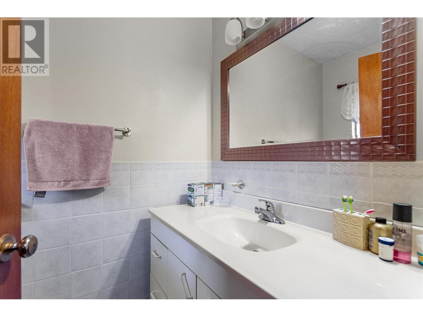 4917 Venables Street, Burnaby, British Columbia  V5B 1X8 - Photo 12 - R2826223
