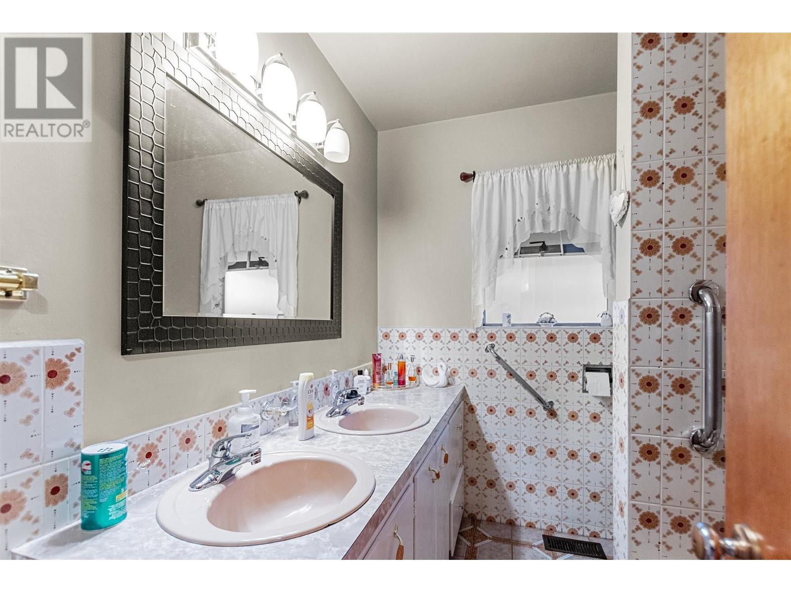 4917 Venables Street, Burnaby, British Columbia  V5B 1X8 - Photo 15 - R2826223
