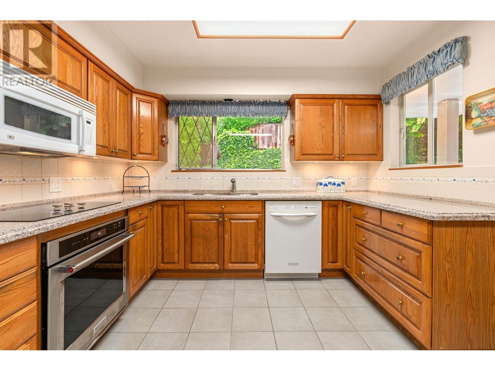 908 Belvedere Drive, North Vancouver, British Columbia  V7R 2B9 - Photo 10 - R2826683