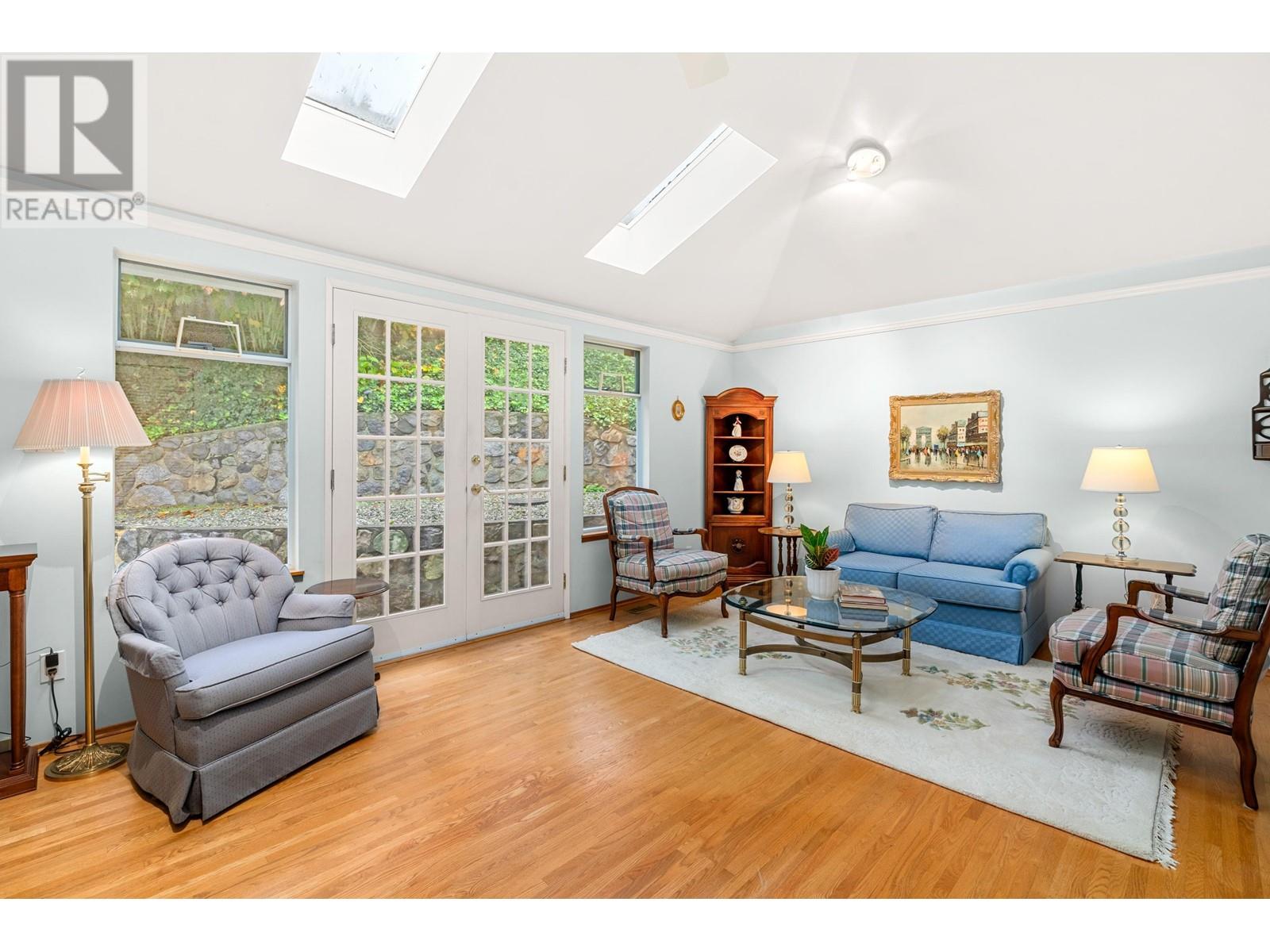 908 Belvedere Drive, North Vancouver, British Columbia  V7R 2B9 - Photo 6 - R2826683