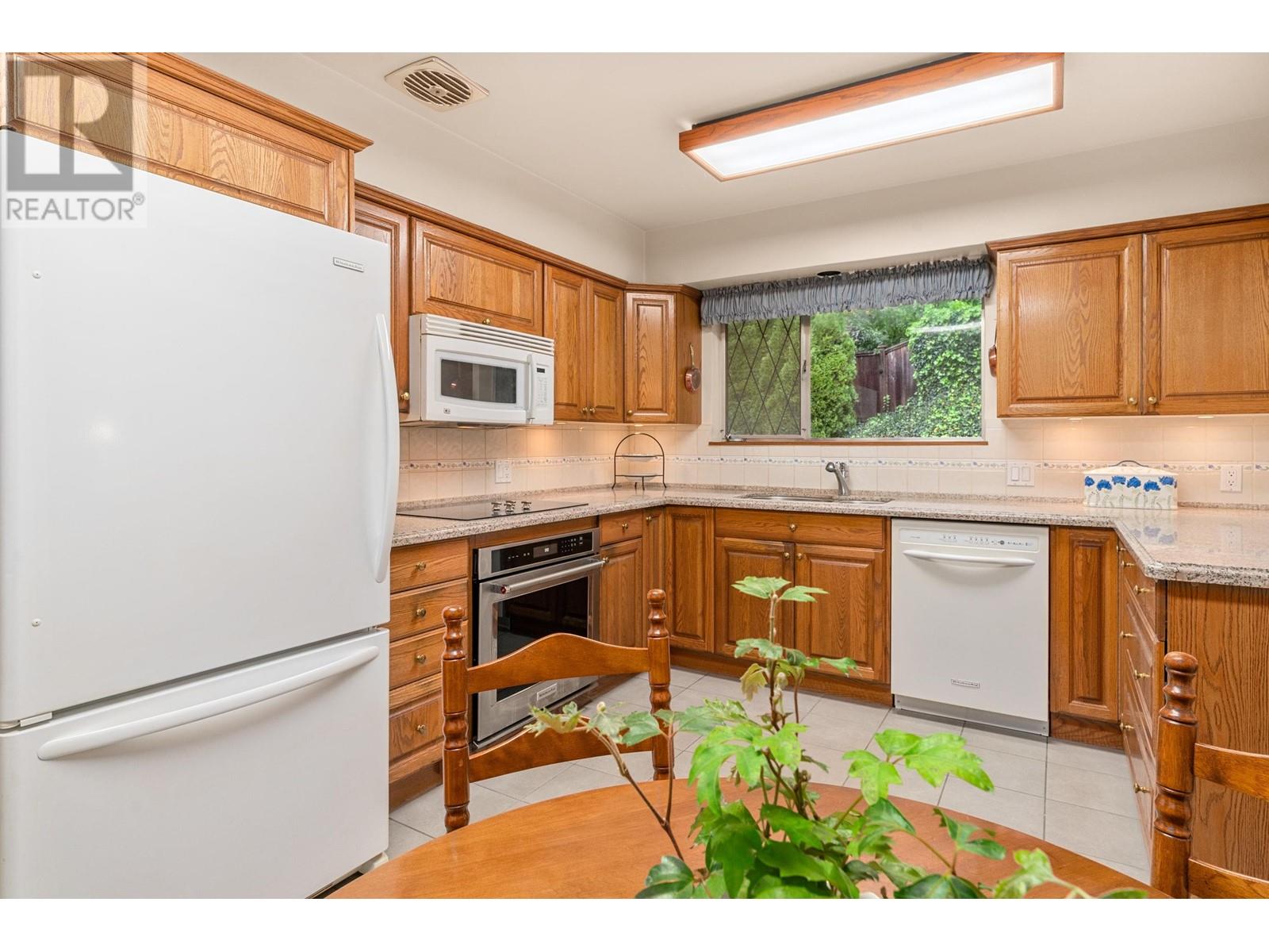 908 Belvedere Drive, North Vancouver, British Columbia  V7R 2B9 - Photo 8 - R2826683