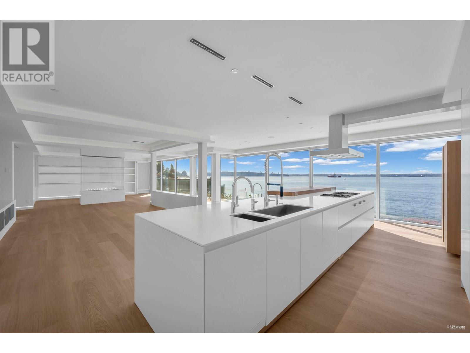 166 28th Street, West Vancouver, British Columbia  V7V 4L5 - Photo 3 - R2826777