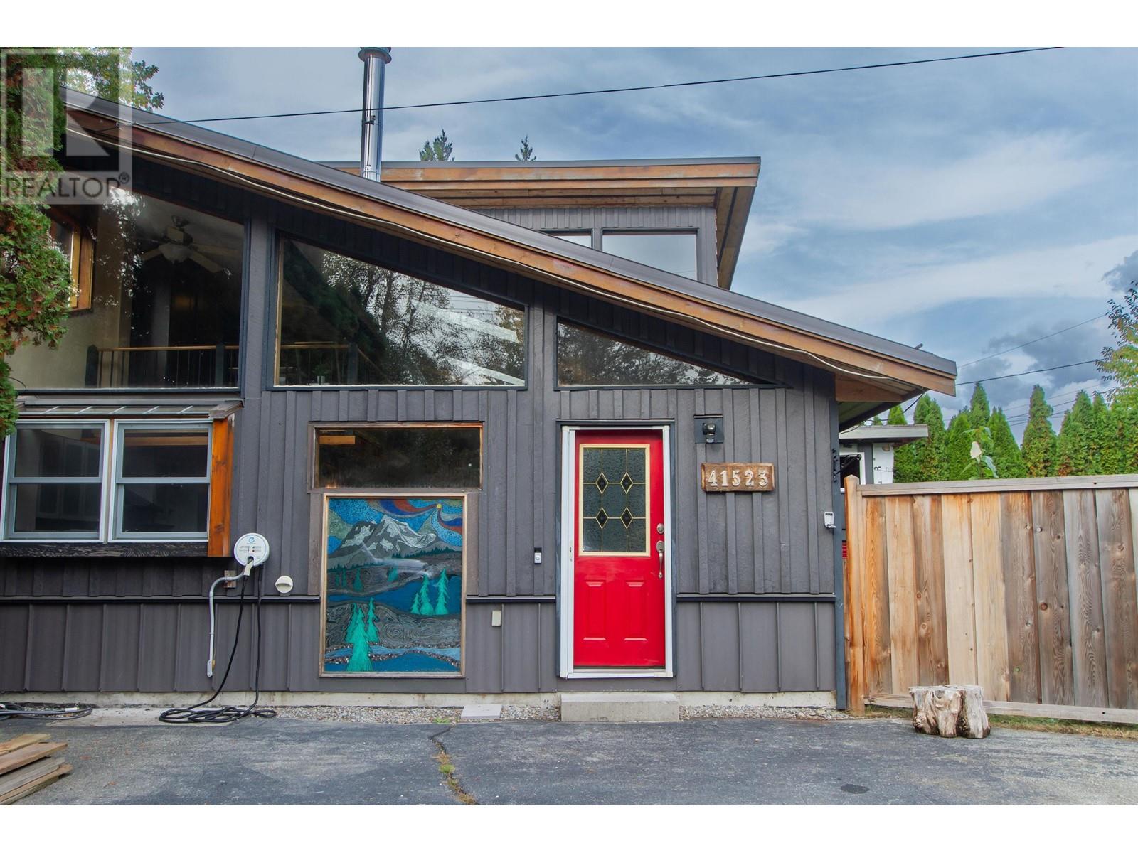 41523 Rae Road, Squamish, British Columbia  V0N 1H0 - Photo 2 - R2826806