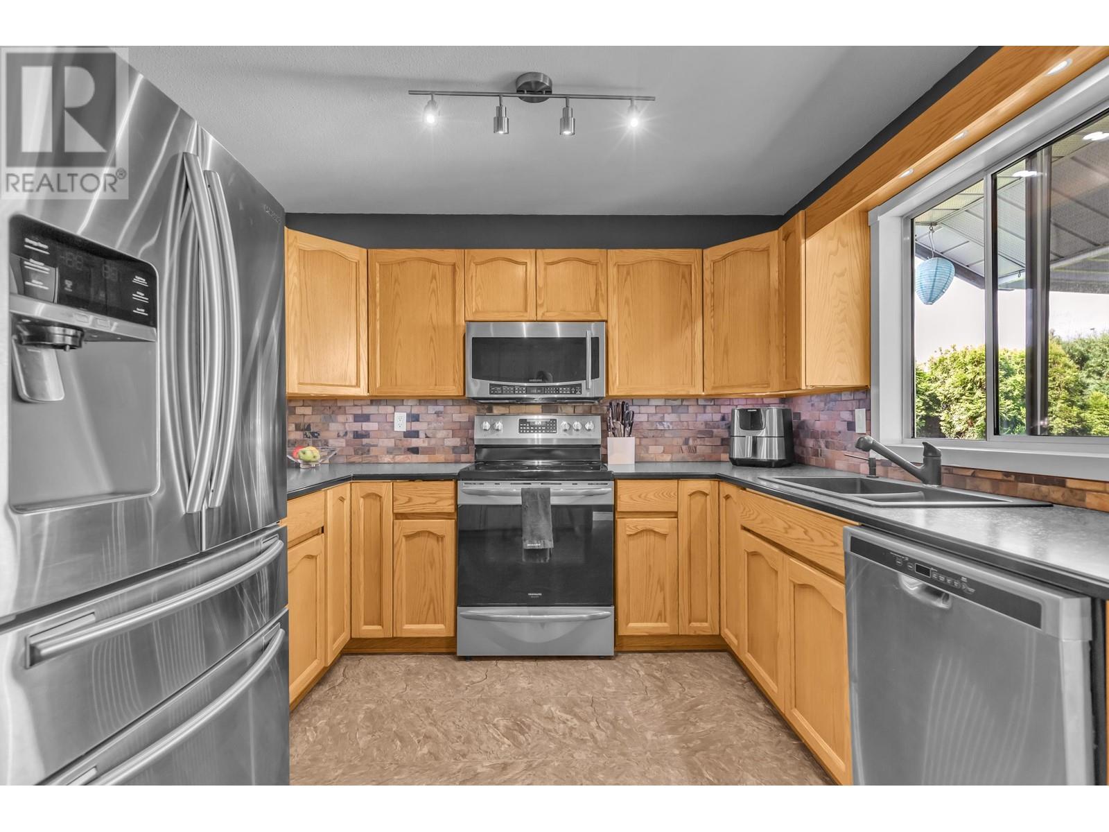 23227 116a Avenue, Maple Ridge, British Columbia  V2X 2K5 - Photo 5 - R2823519