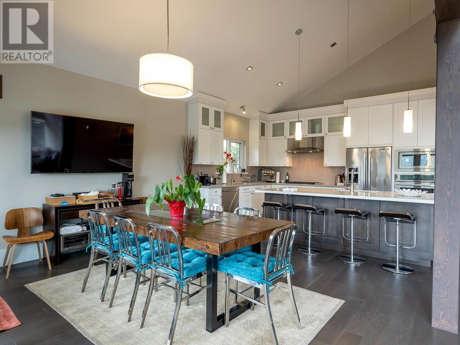 2360 Gondola Way, Whistler, British Columbia  V8E 0N2 - Photo 7 - R2826951