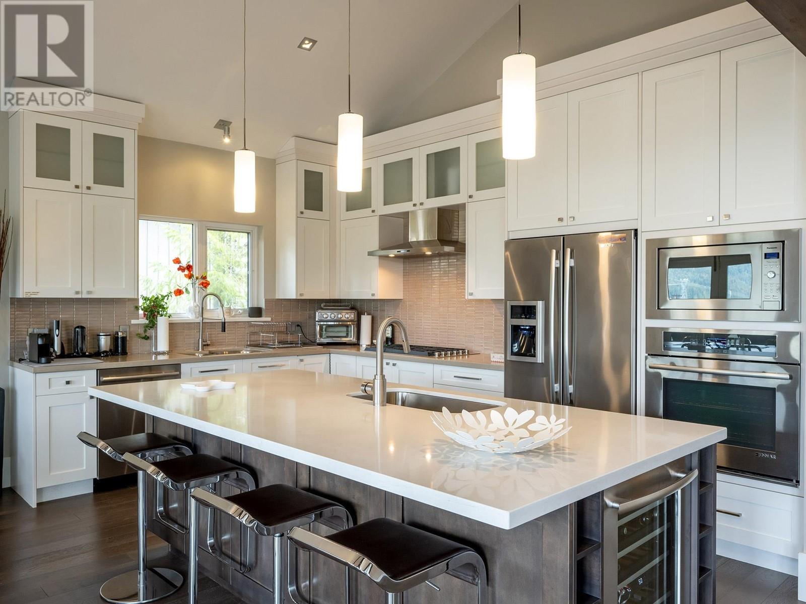 2360 Gondola Way, Whistler, British Columbia  V8E 0N2 - Photo 9 - R2826951