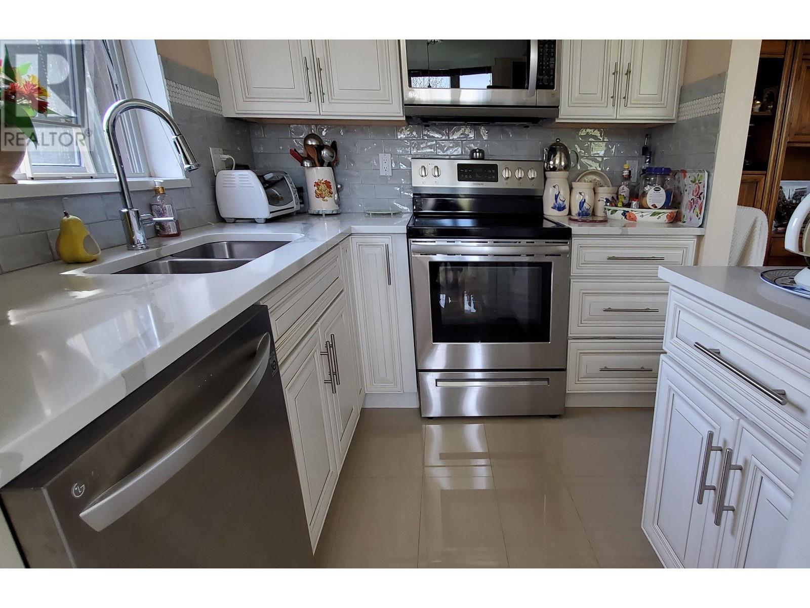 606 9633 Manchester Drive, Burnaby, British Columbia  V3N 4Y9 - Photo 5 - R2827062