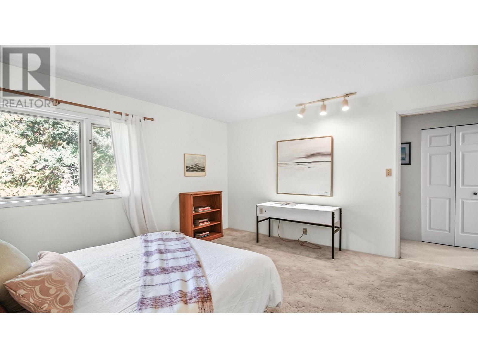 5765 Larson Place, West Vancouver, British Columbia  V7W 1S5 - Photo 3 - R2827021
