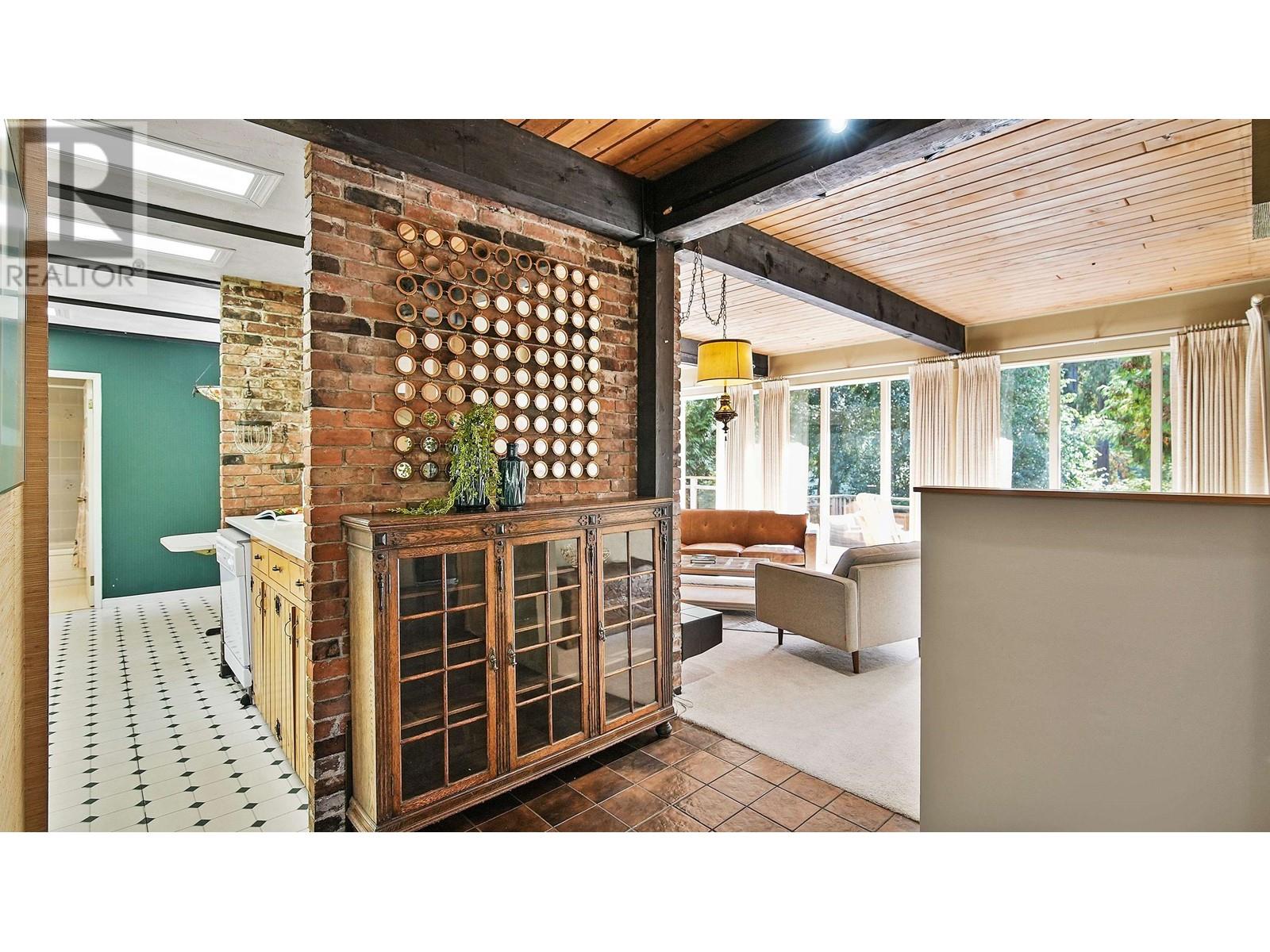 5765 Larson Place, West Vancouver, British Columbia  V7W 1S5 - Photo 4 - R2827021