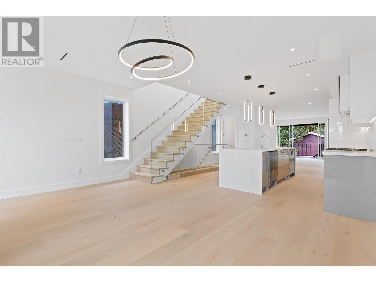 416 E 16th Street, North Vancouver, British Columbia  V7L 2T5 - Photo 5 - R2827029