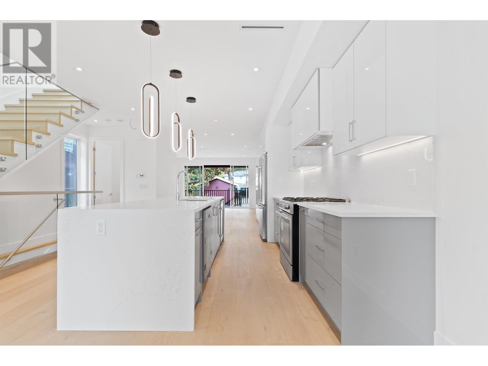 416 E 16th Street, North Vancouver, British Columbia  V7L 2T5 - Photo 6 - R2827029