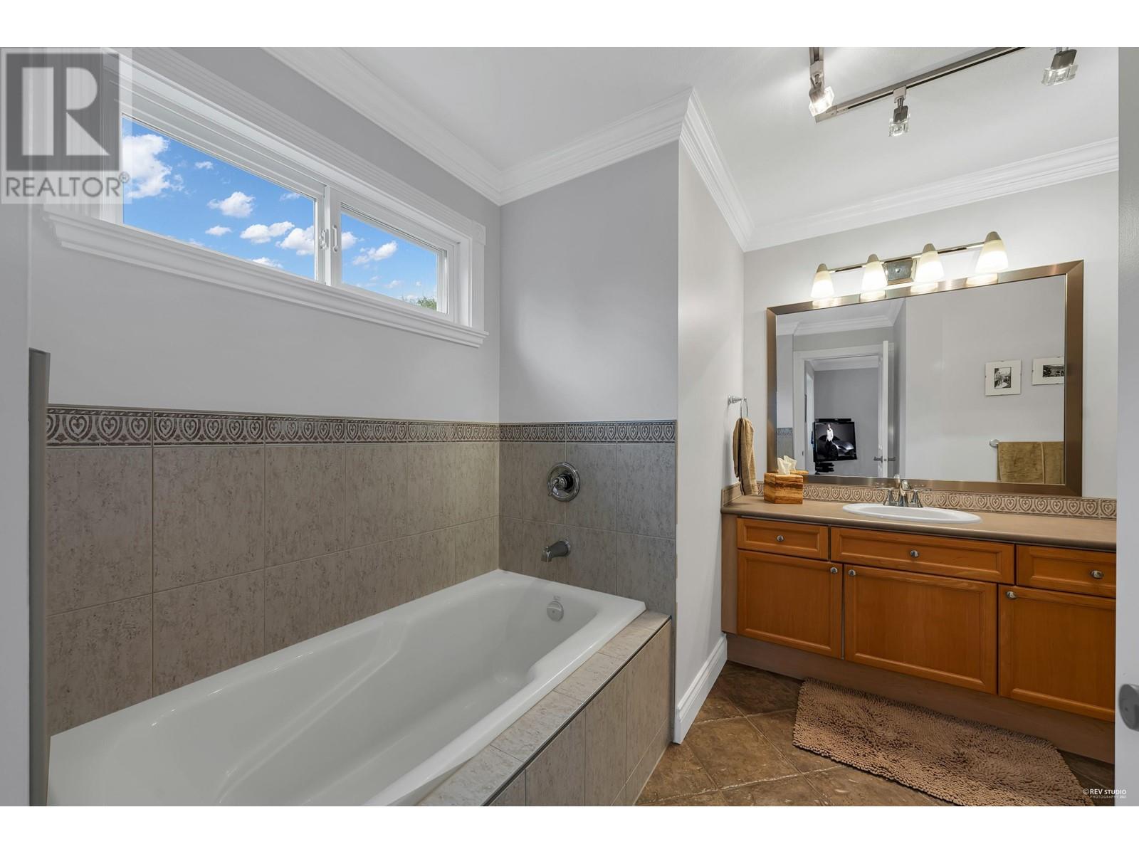 332 E 26th Street, North Vancouver, British Columbia  V7N 1B1 - Photo 19 - R2827075