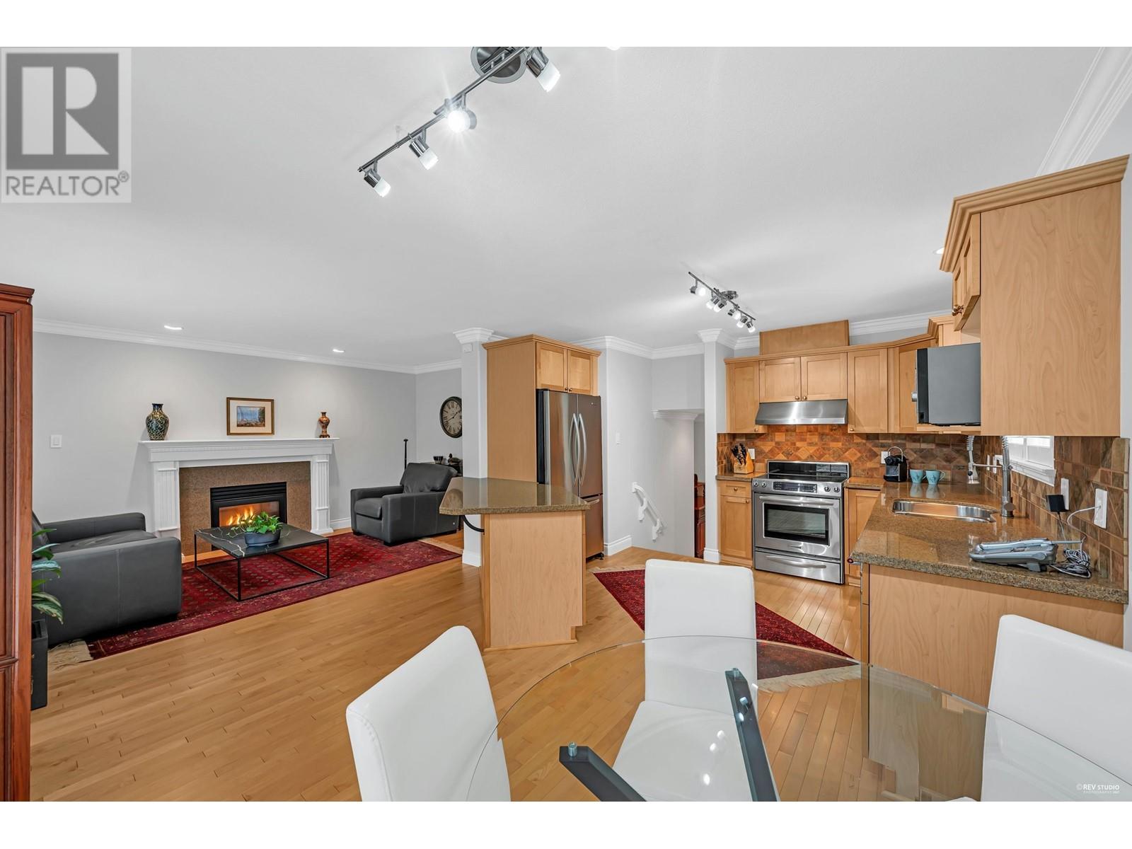 332 E 26th Street, North Vancouver, British Columbia  V7N 1B1 - Photo 6 - R2827075