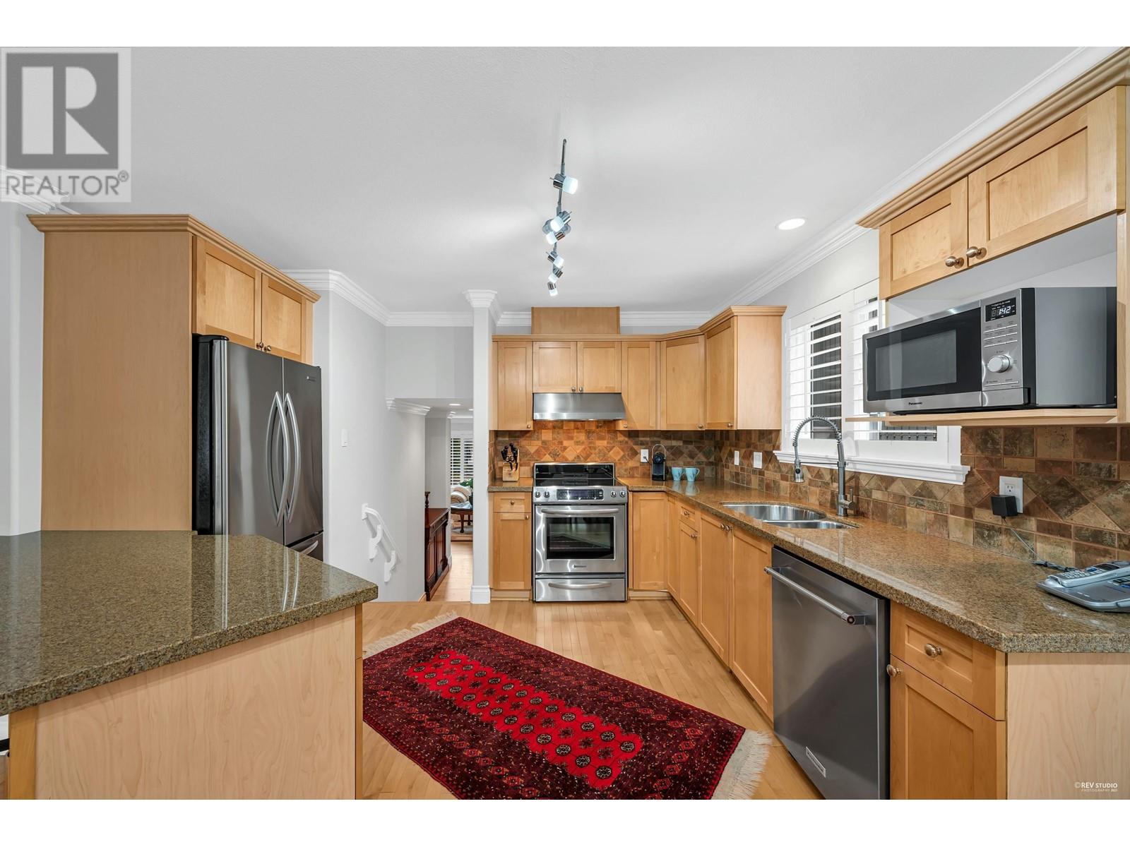 332 E 26th Street, North Vancouver, British Columbia  V7N 1B1 - Photo 4 - R2827075