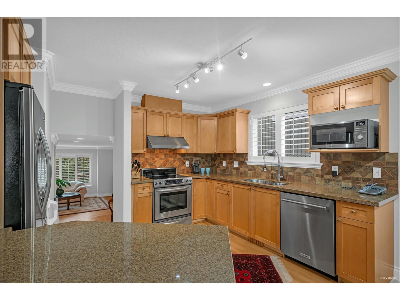 332 E 26th Street, North Vancouver, British Columbia  V7N 1B1 - Photo 2 - R2827075