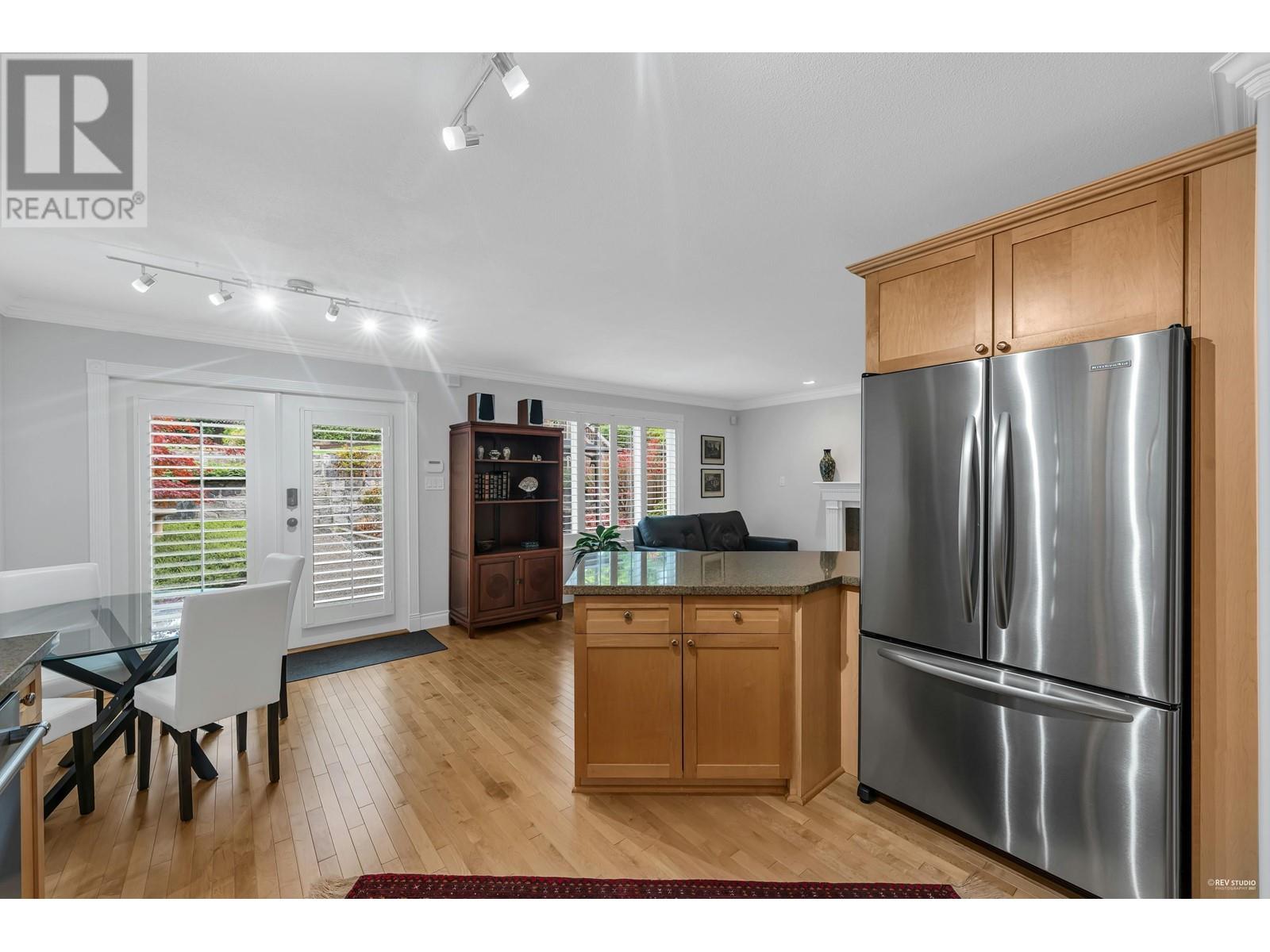 332 E 26th Street, North Vancouver, British Columbia  V7N 1B1 - Photo 3 - R2827075
